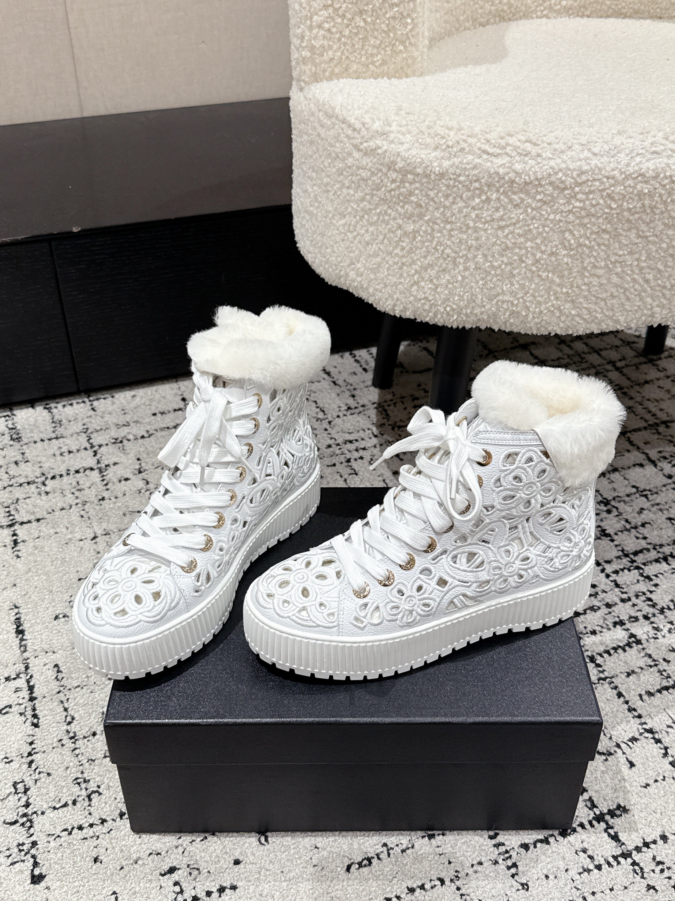 CC 25 AW Ankle Boots White Flower Perforated Cowhide Wool 541698