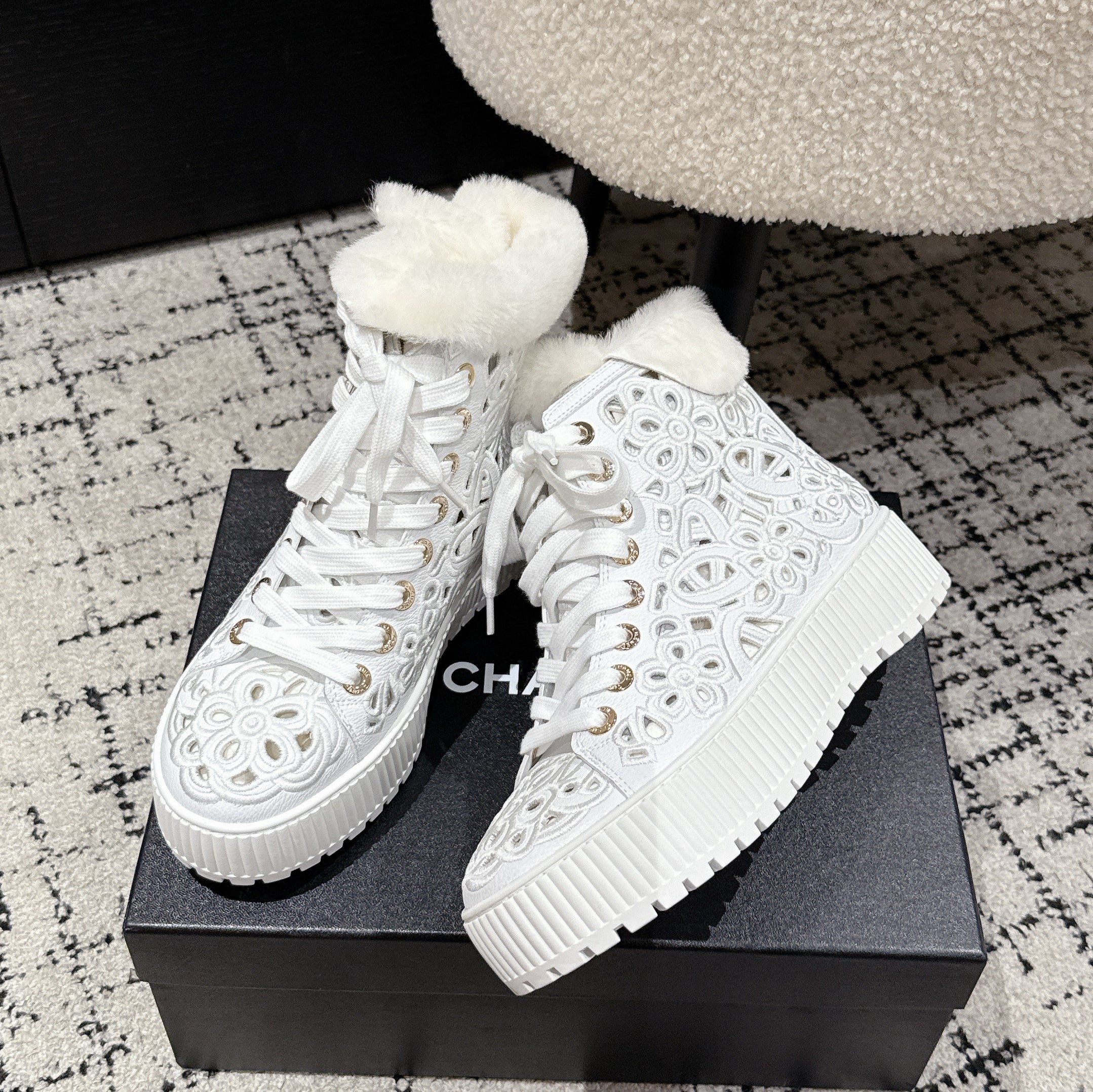 CC 25 AW Ankle Boots White Flower Perforated Cowhide Wool 541698