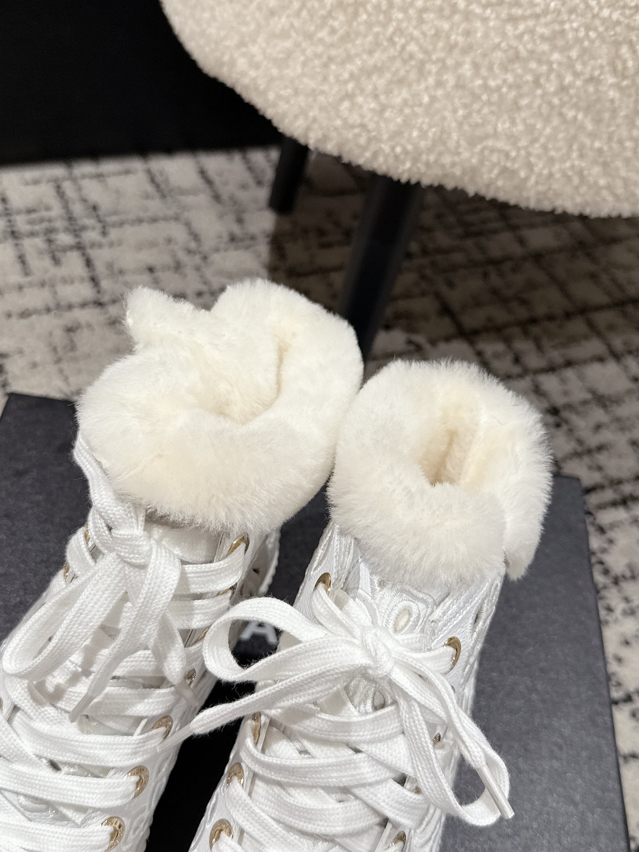 CC 25 AW Ankle Boots White Flower Perforated Cowhide Wool 541698