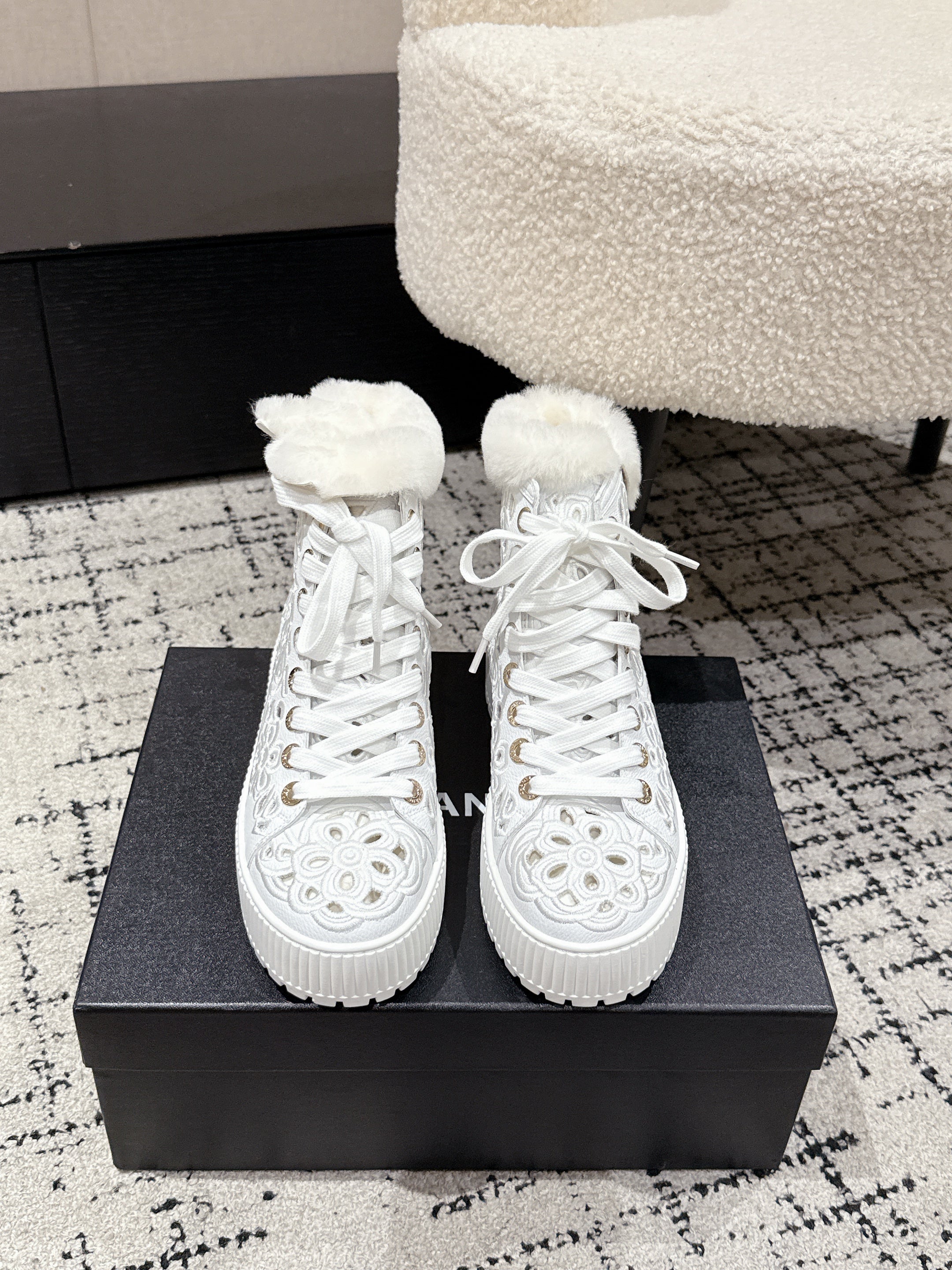 CC 25 AW Ankle Boots White Flower Perforated Cowhide Wool 541698