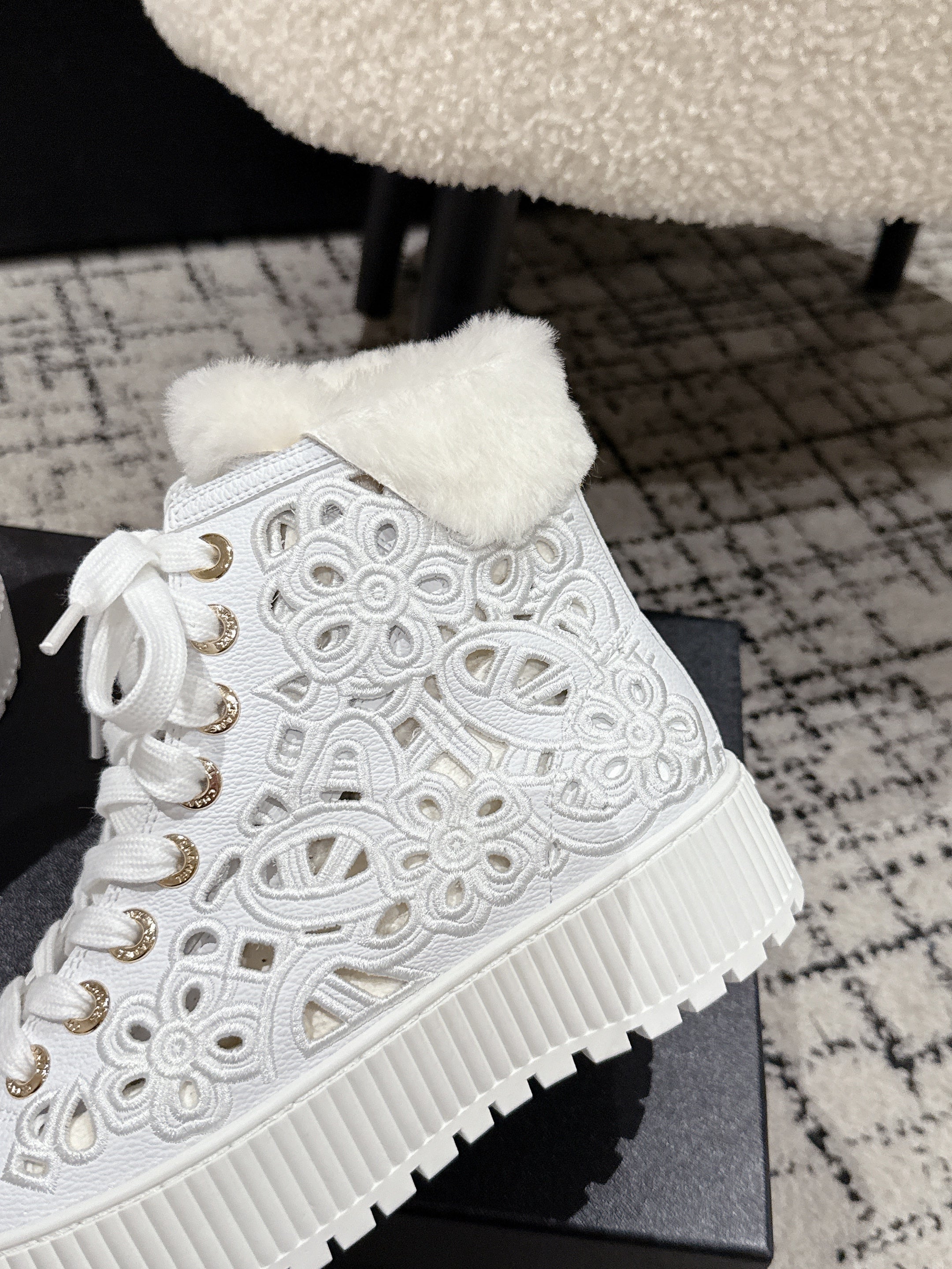 CC 25 AW Ankle Boots White Flower Perforated Cowhide Wool 541698