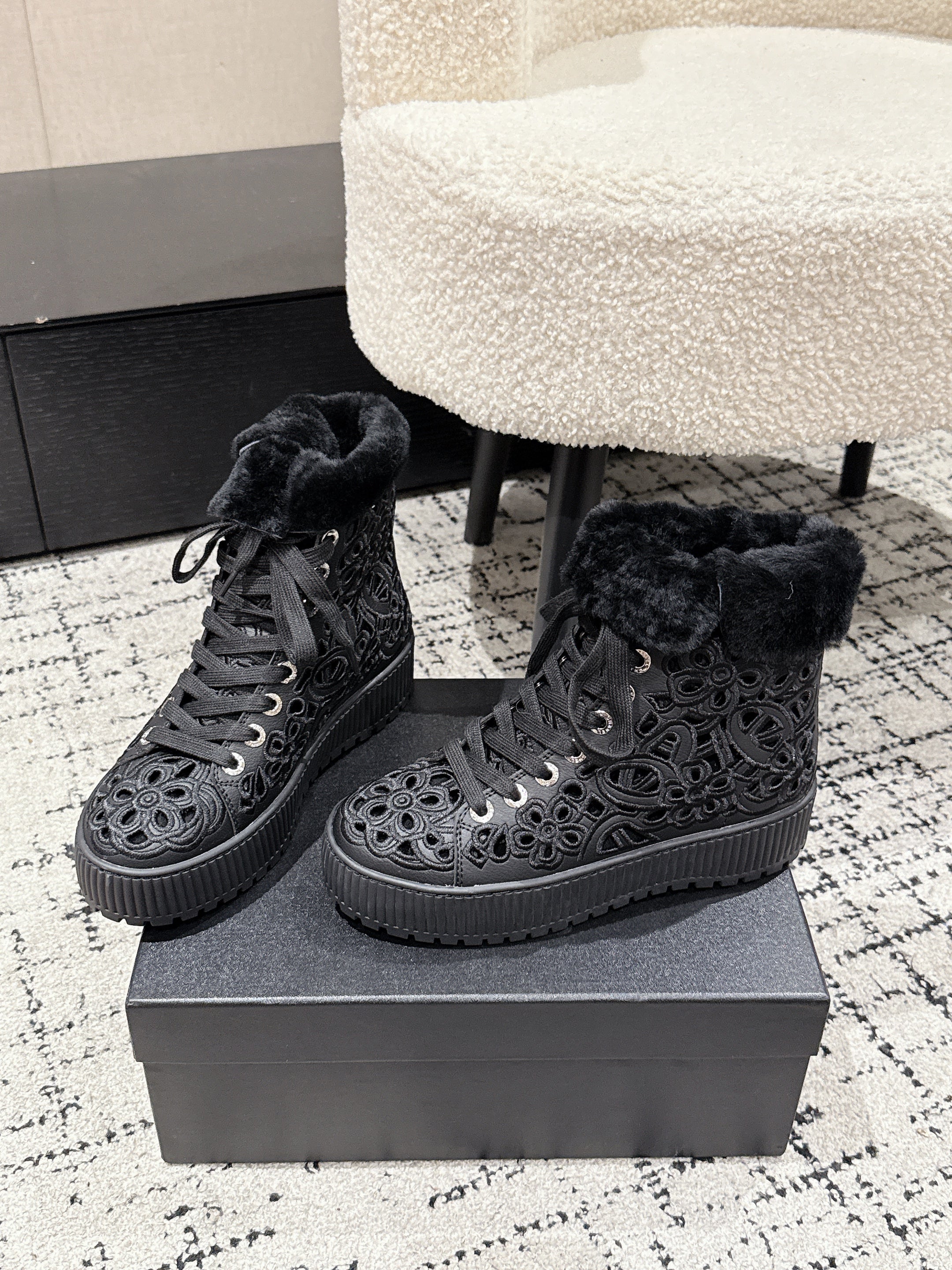 CC 25 AW Ankle Boots Black Flower Perforated Cowhide Wool 541697