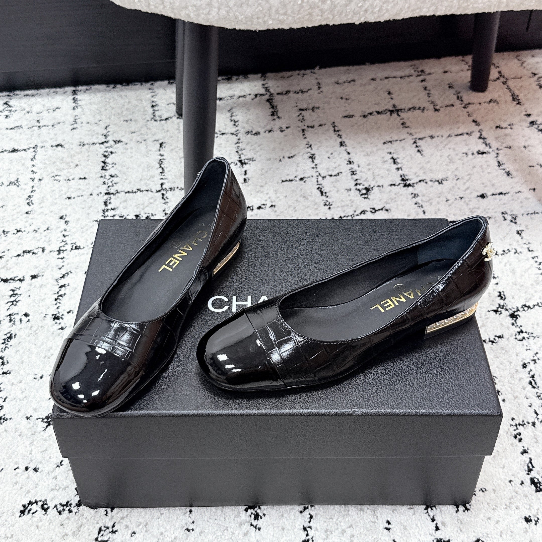 CC SS26 Ballet Flat Black Crocodile Embossed Patent Calfskin 679028