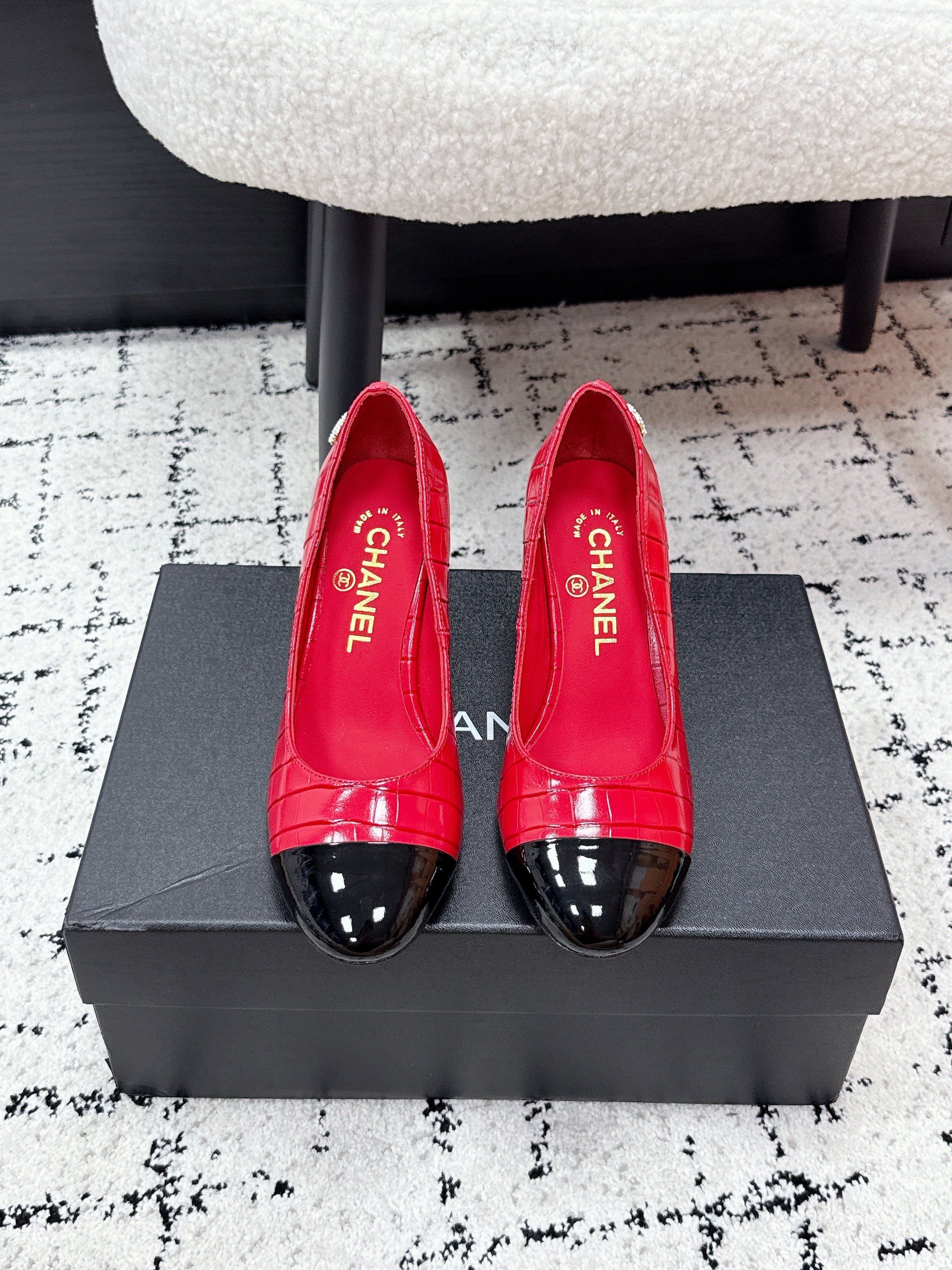 CC SS26 Pump Black Red Crocodile Embossed Patent Calfskin 679030