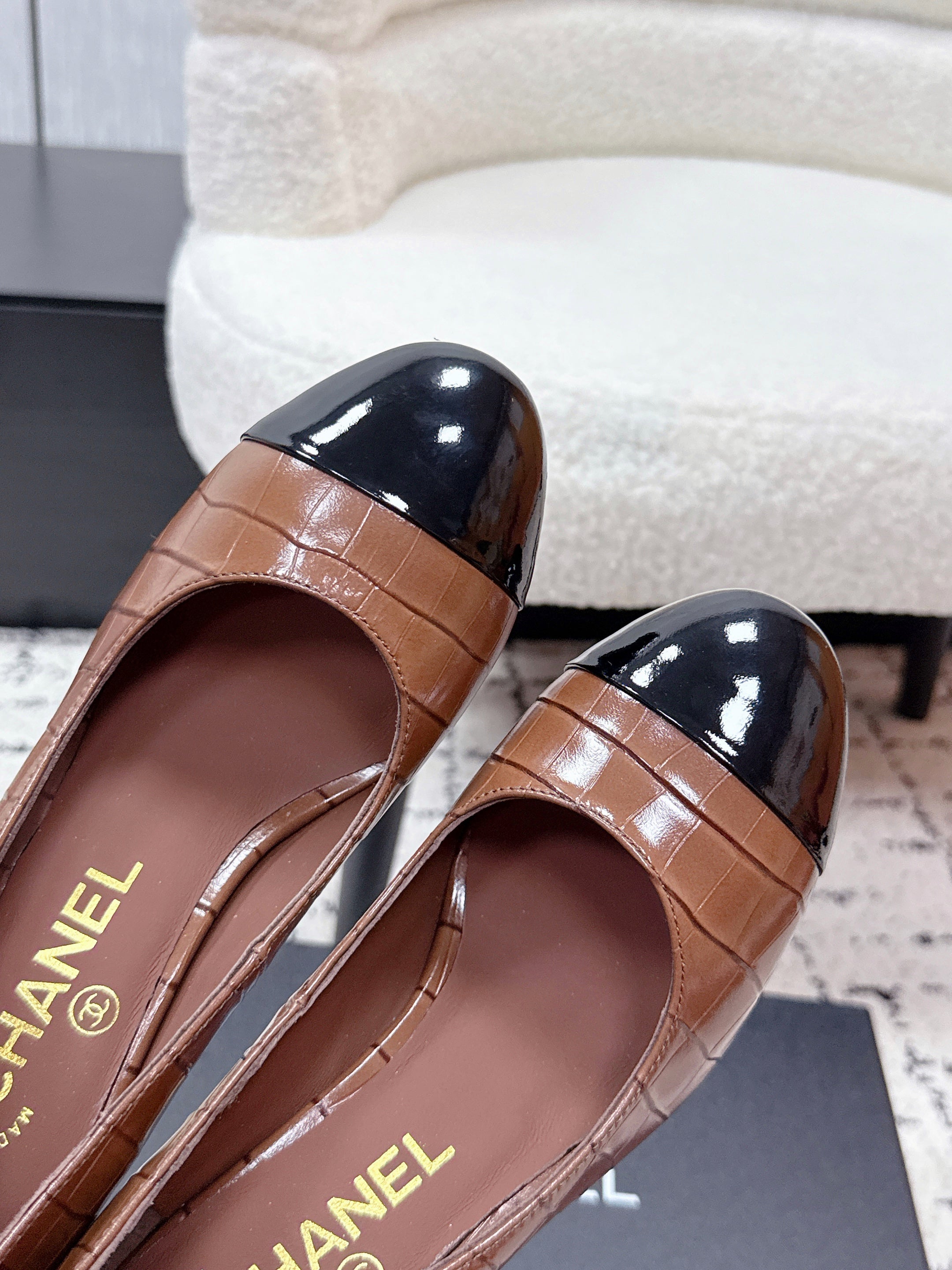 CC SS26 Pump Black Brown Crocodile Embossed Patent Calfskin 679032