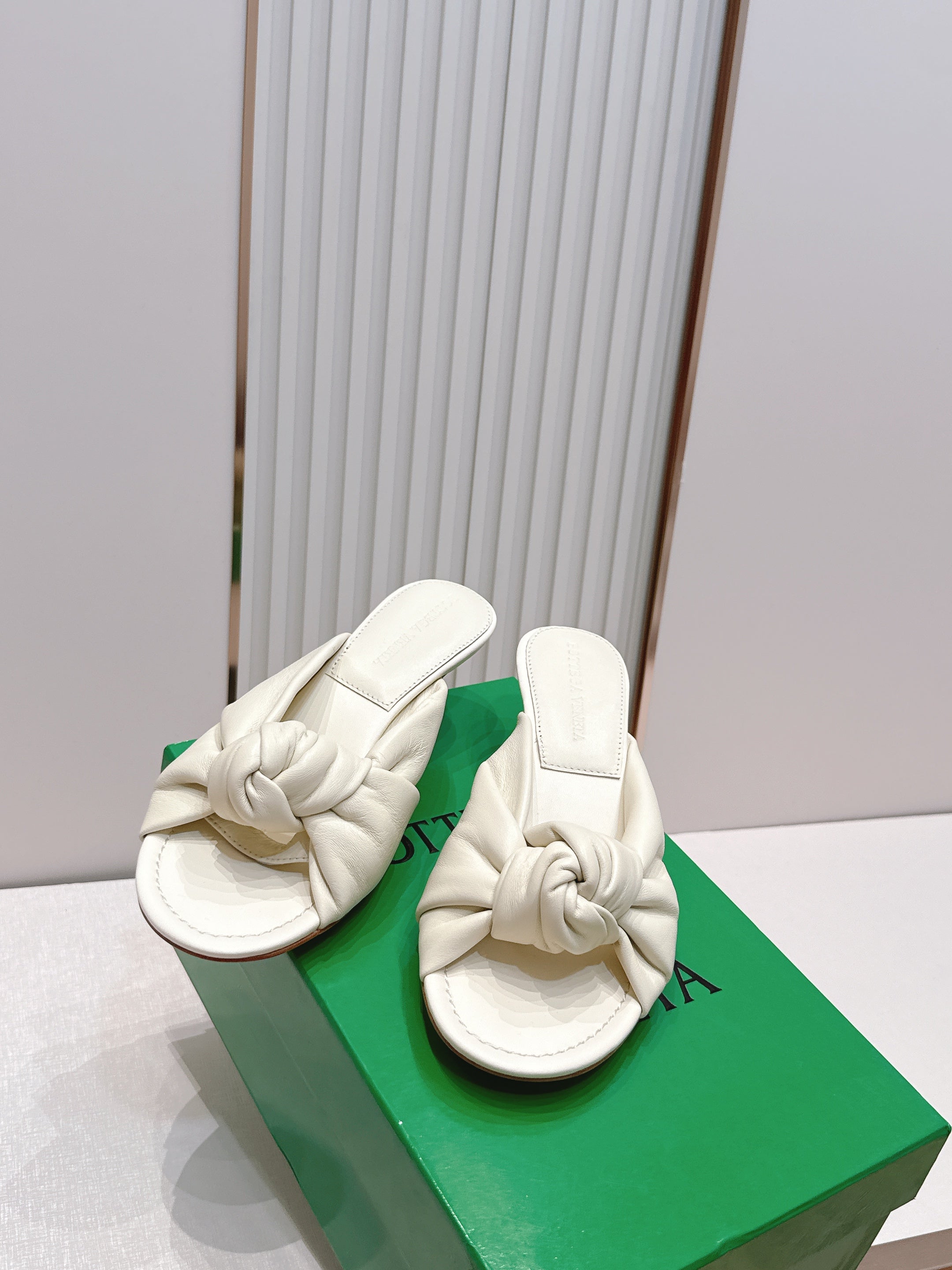 BV Maroon Knotted Slides 5.5cm White Leather 798053