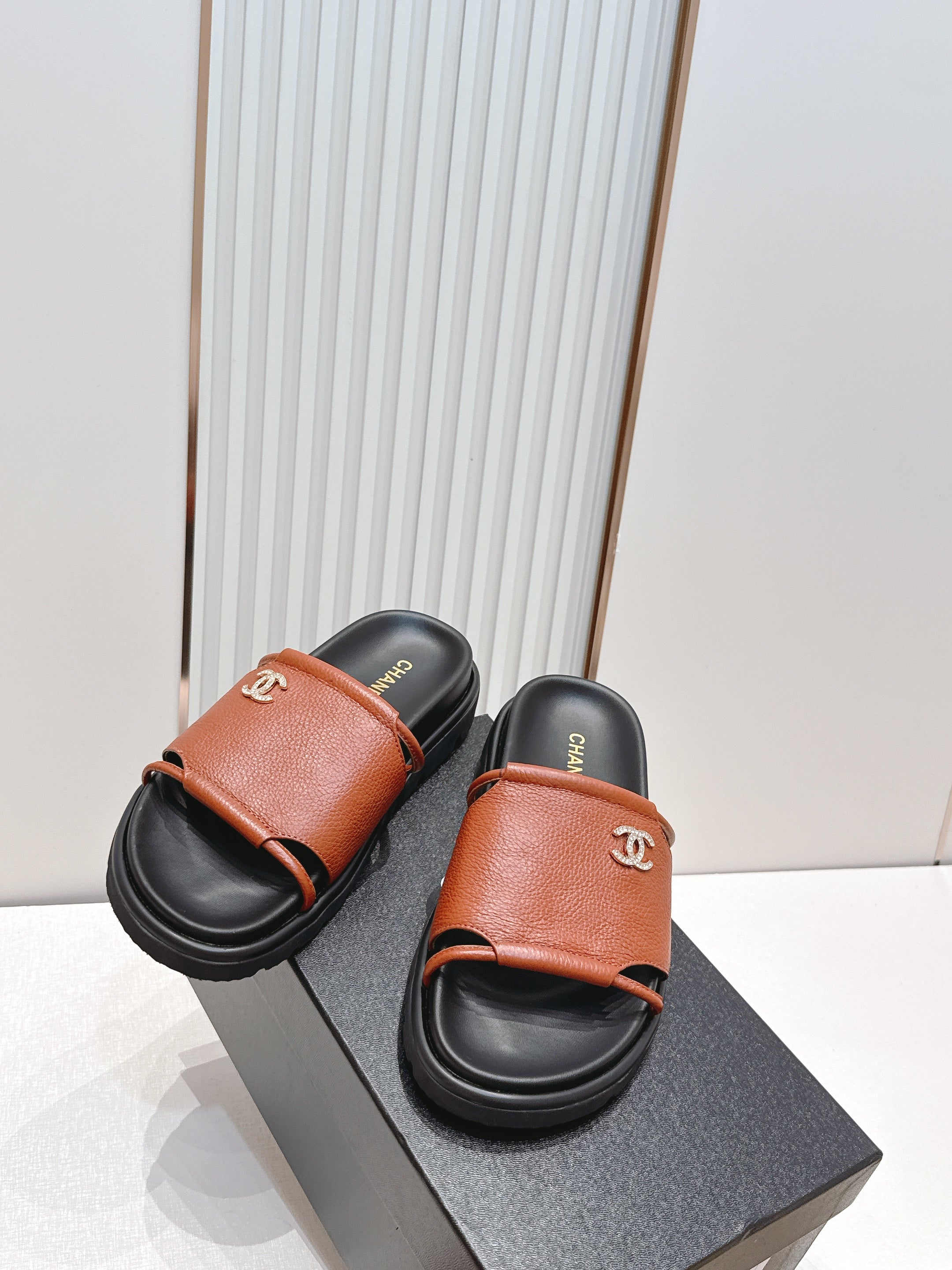 CC Flat Slip-on Sandals Brown Grain Leather 798337