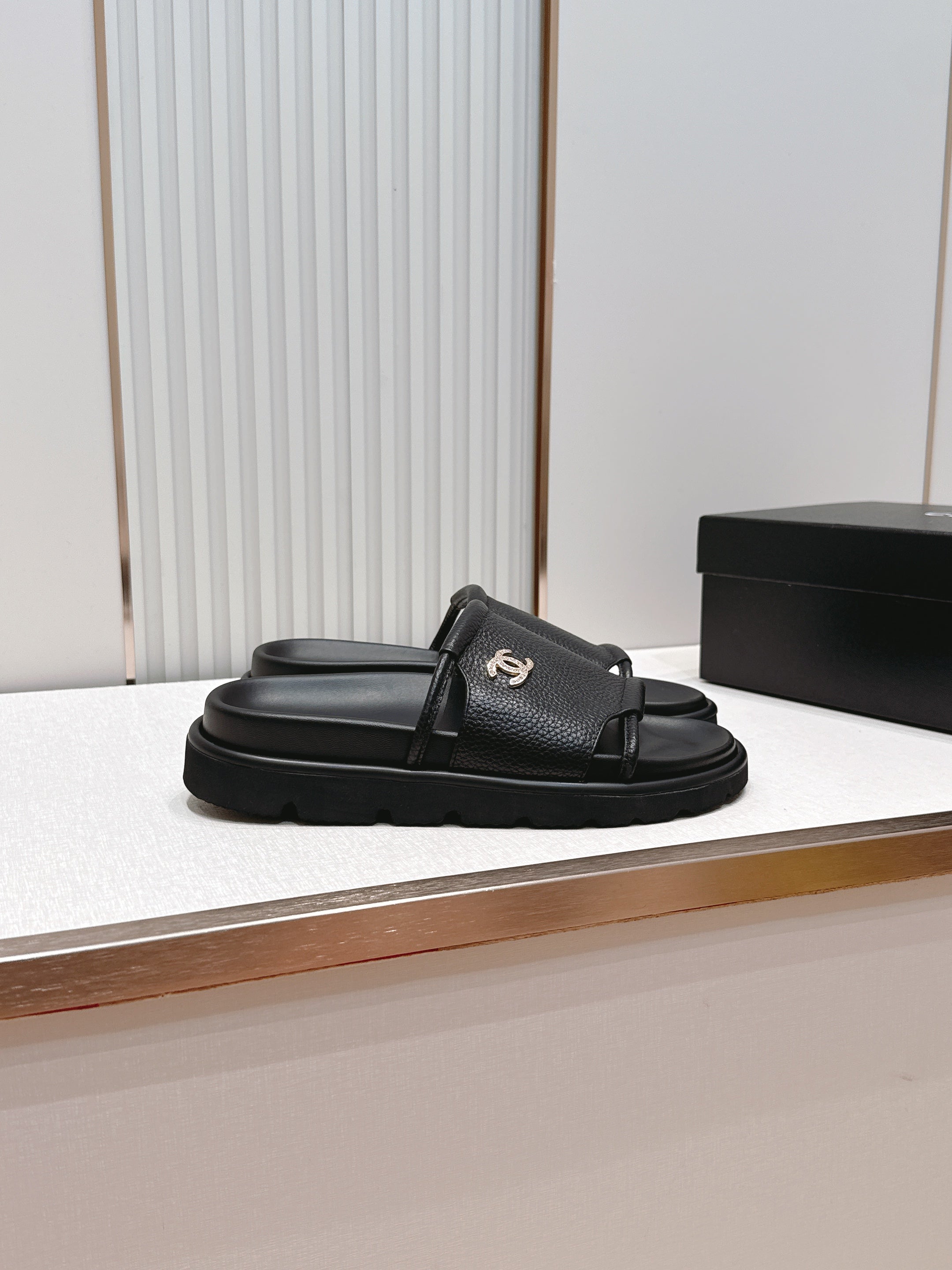 CC Flat Slip-on Sandals Black Grain Leather 798338