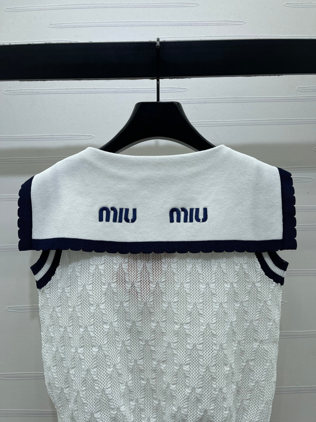 Miu Shawl Tie-Wear Knitted Vest White Black Wool 382102