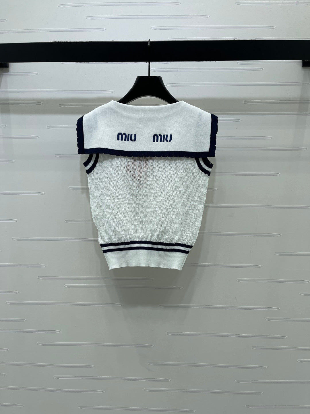 Miu Shawl Tie-Wear Knitted Vest White Black Wool 382102