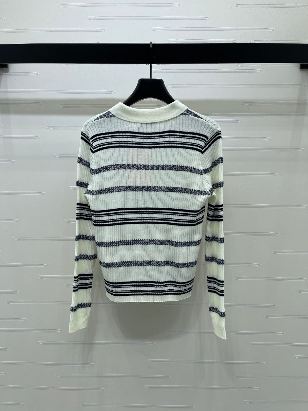 Miu 26s Collared Knit Long-Sleeved Top Black White 413346