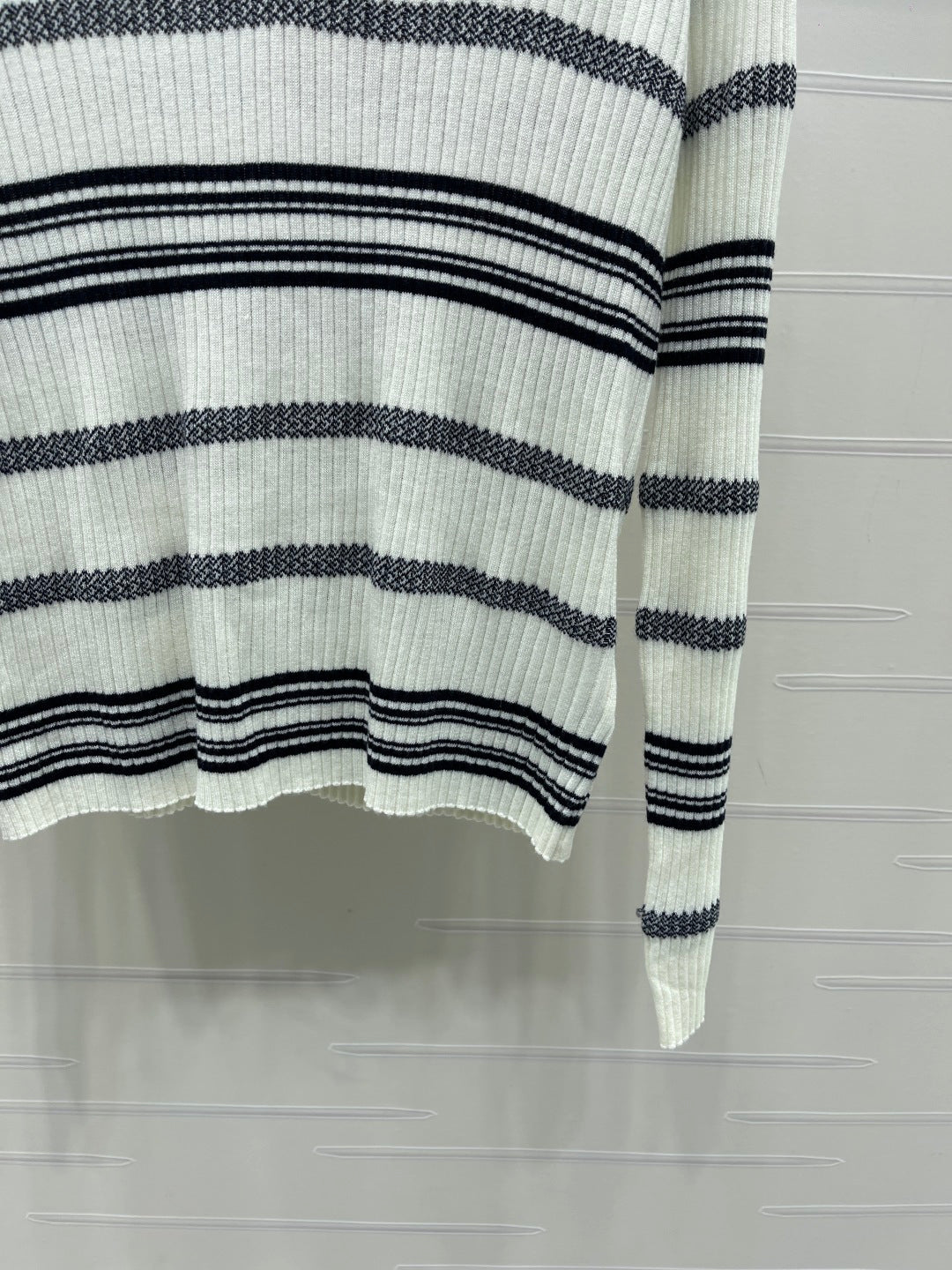 Miu 26s Collared Knit Long-Sleeved Top Black White 413346