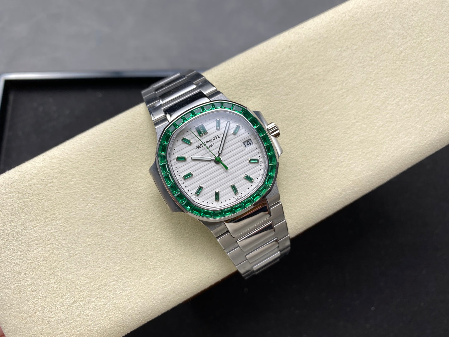 PATEK Nautilus 35.2mm Silver Green Diamond