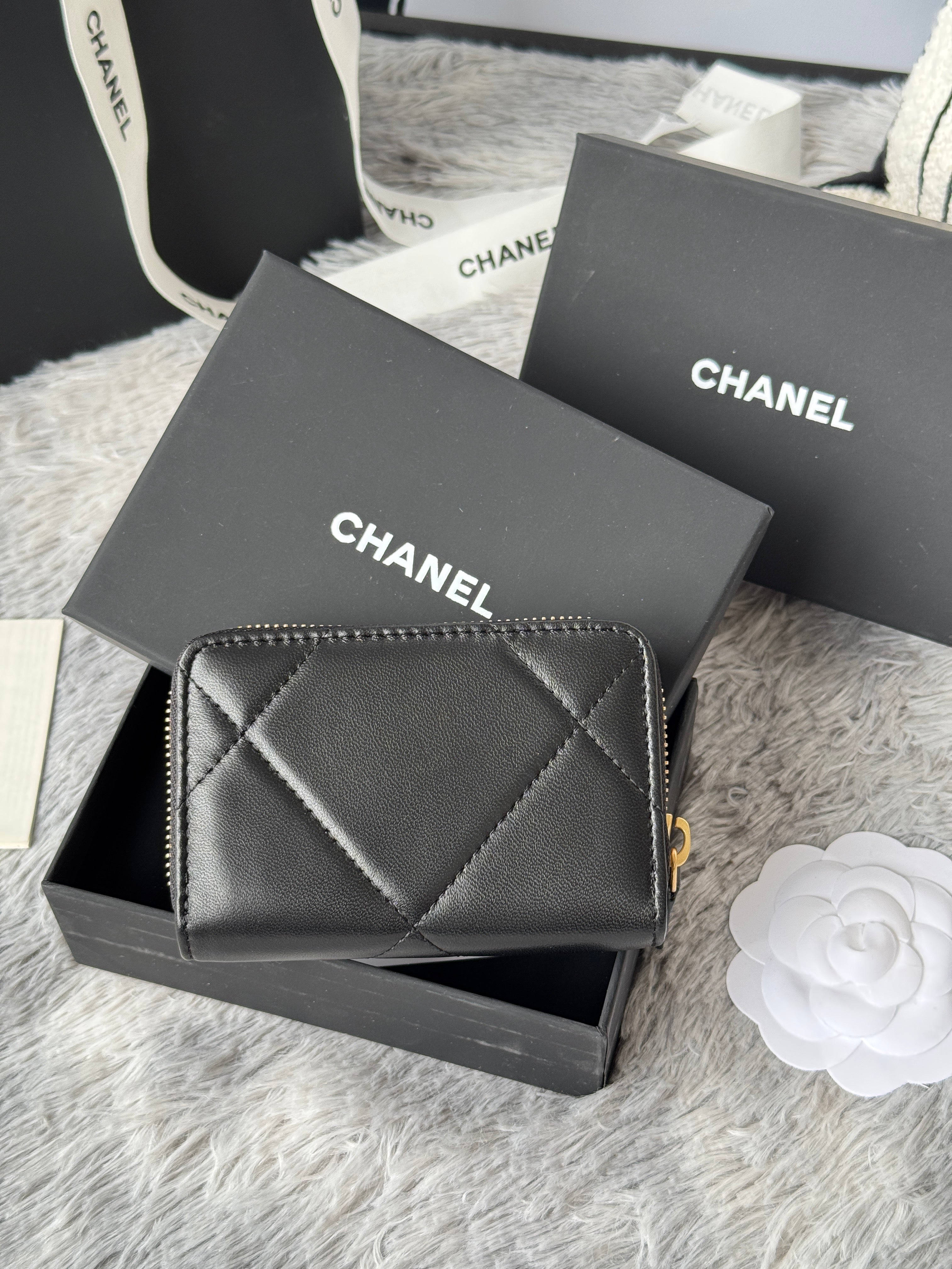 CC 19 Quilted Zipper Coin Purse Black Gold-Tone Sheepskin 242800