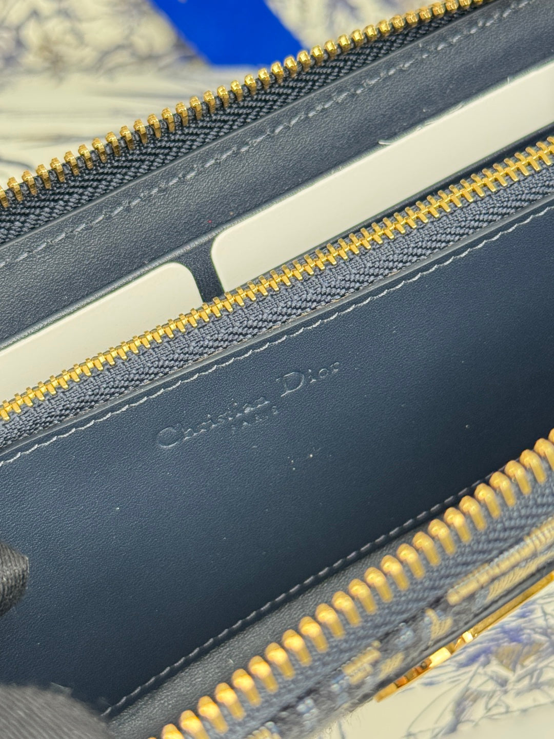 CD 30 Montaigne Voyageur Slim 19.5cm Blue Jacquard 258610