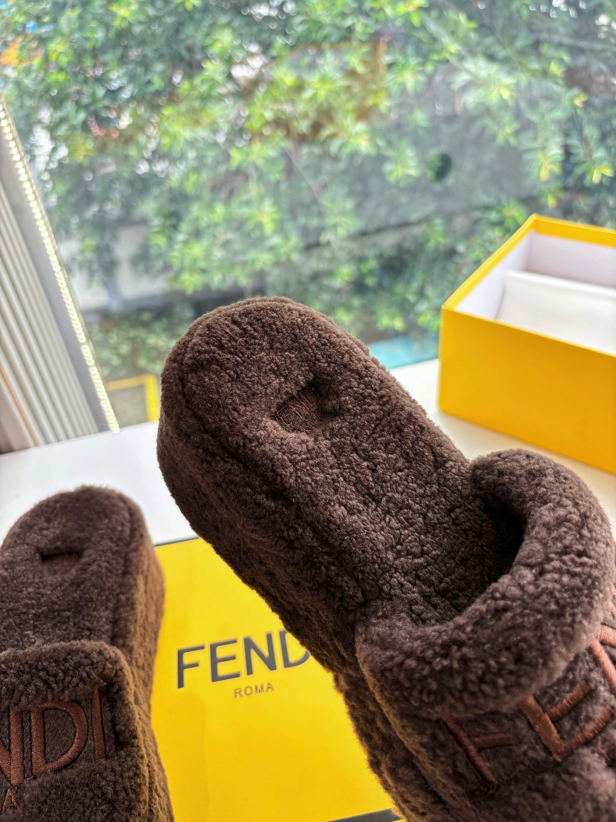 Fendi 25ss Slippers Dark Brown Wool 507102