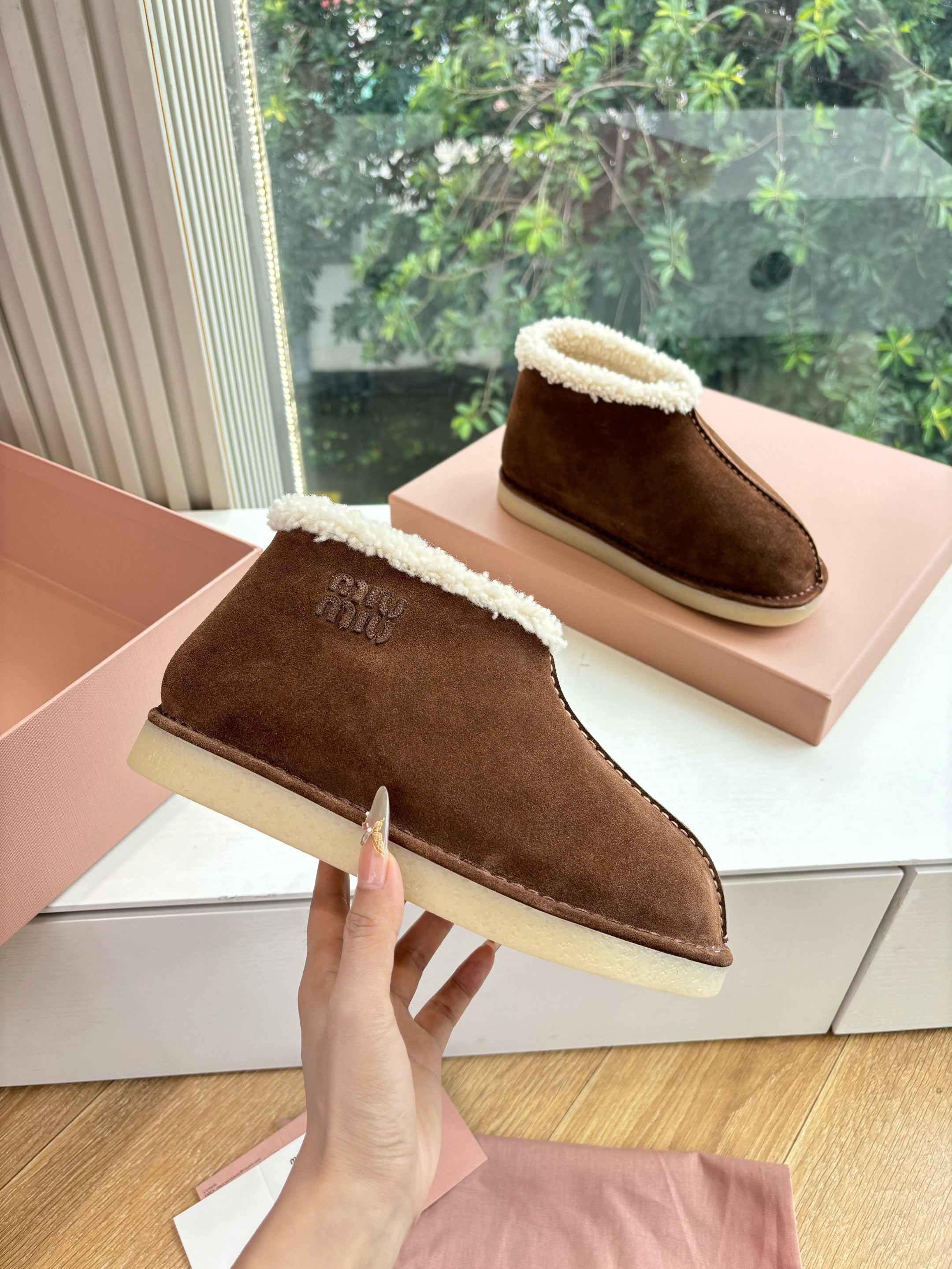 Miu FW25 Snow Boots Brown White Wool Suede 506649
