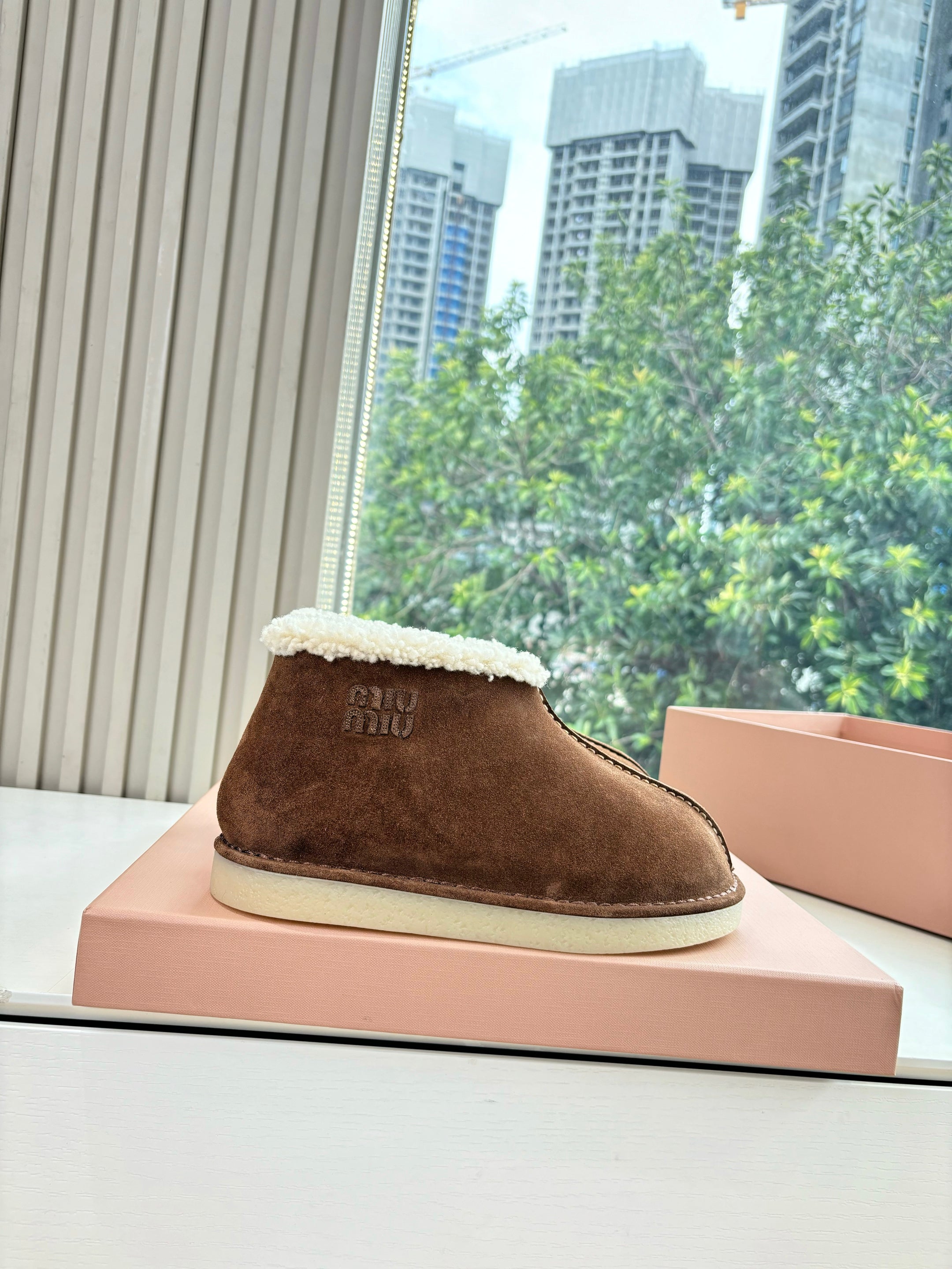 Miu FW25 Snow Boots Brown White Wool Suede 506649