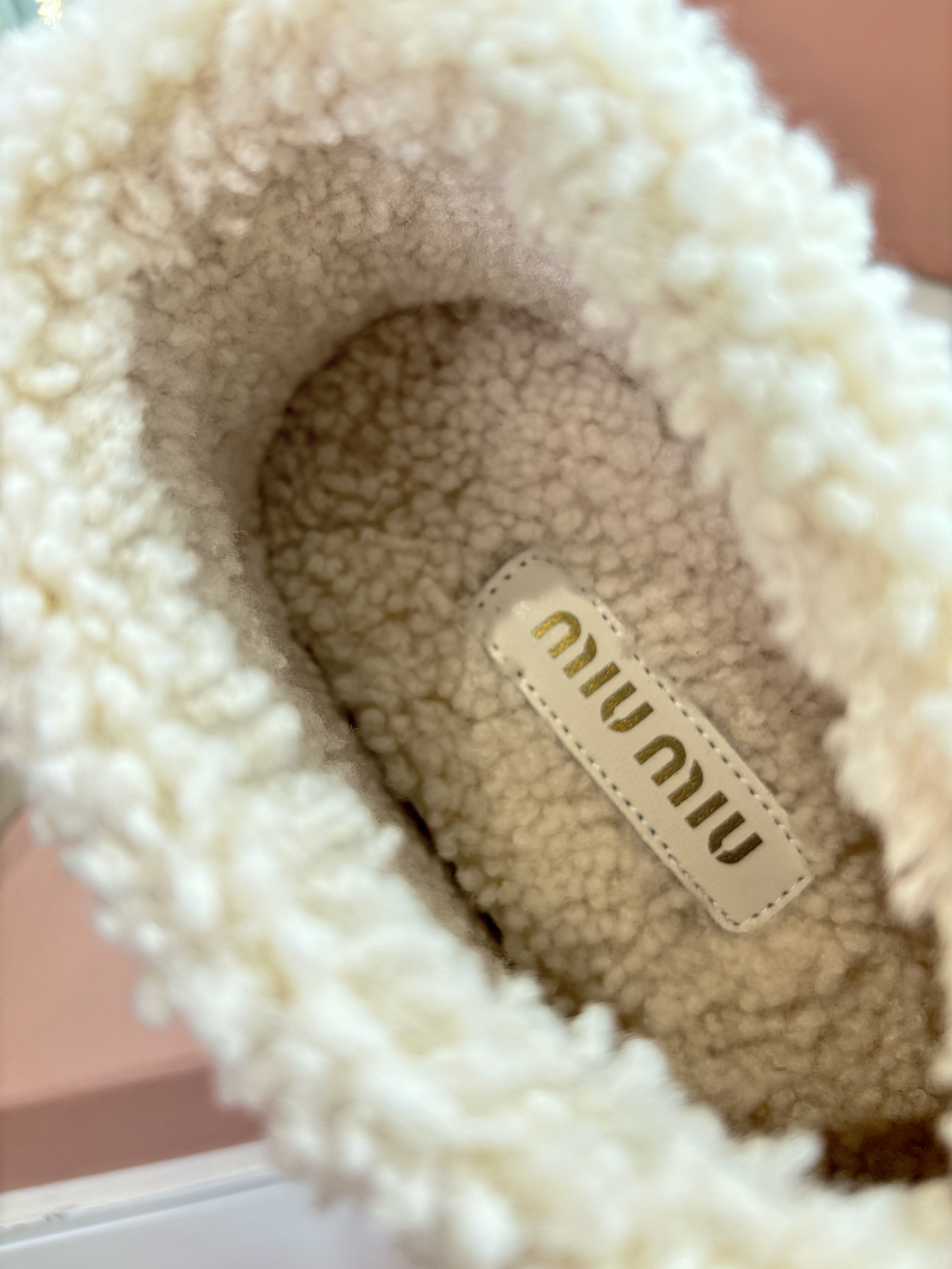 Miu FW25 Snow Boots Brown White Wool Suede 506649