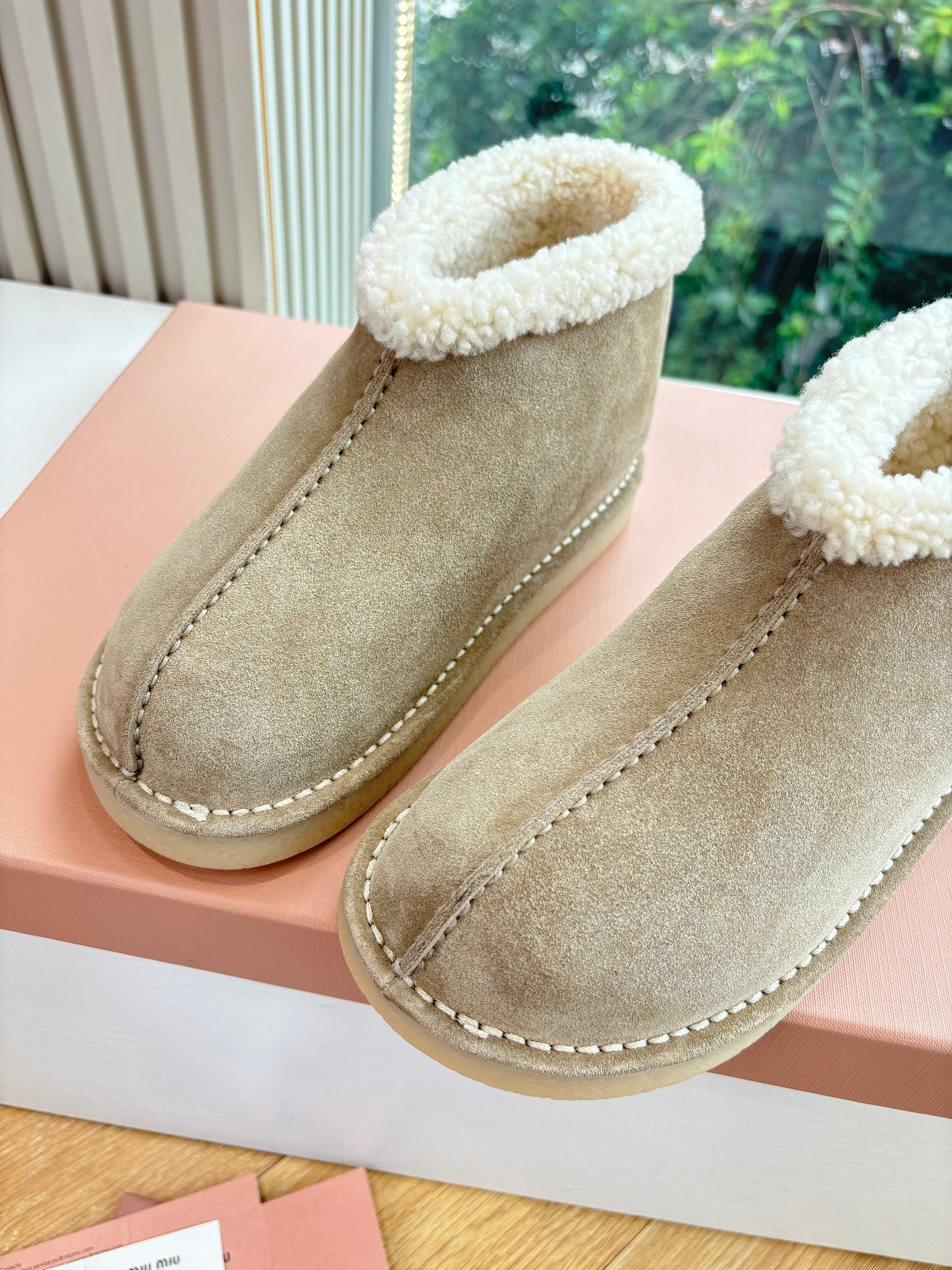 Miu FW25 Snow Boots Taupe White Wool Suede 506650