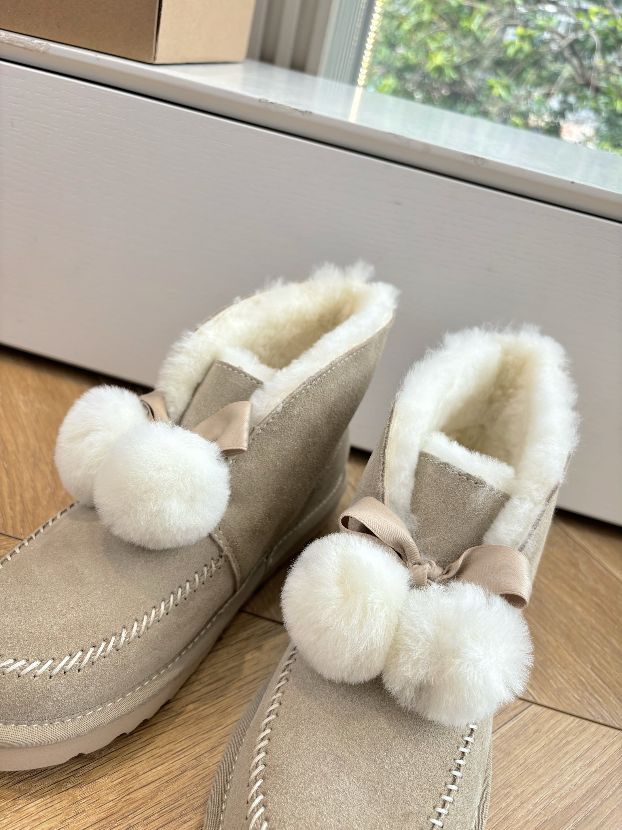 UGG Kallen Boots Taupe White Wool Suede 506602