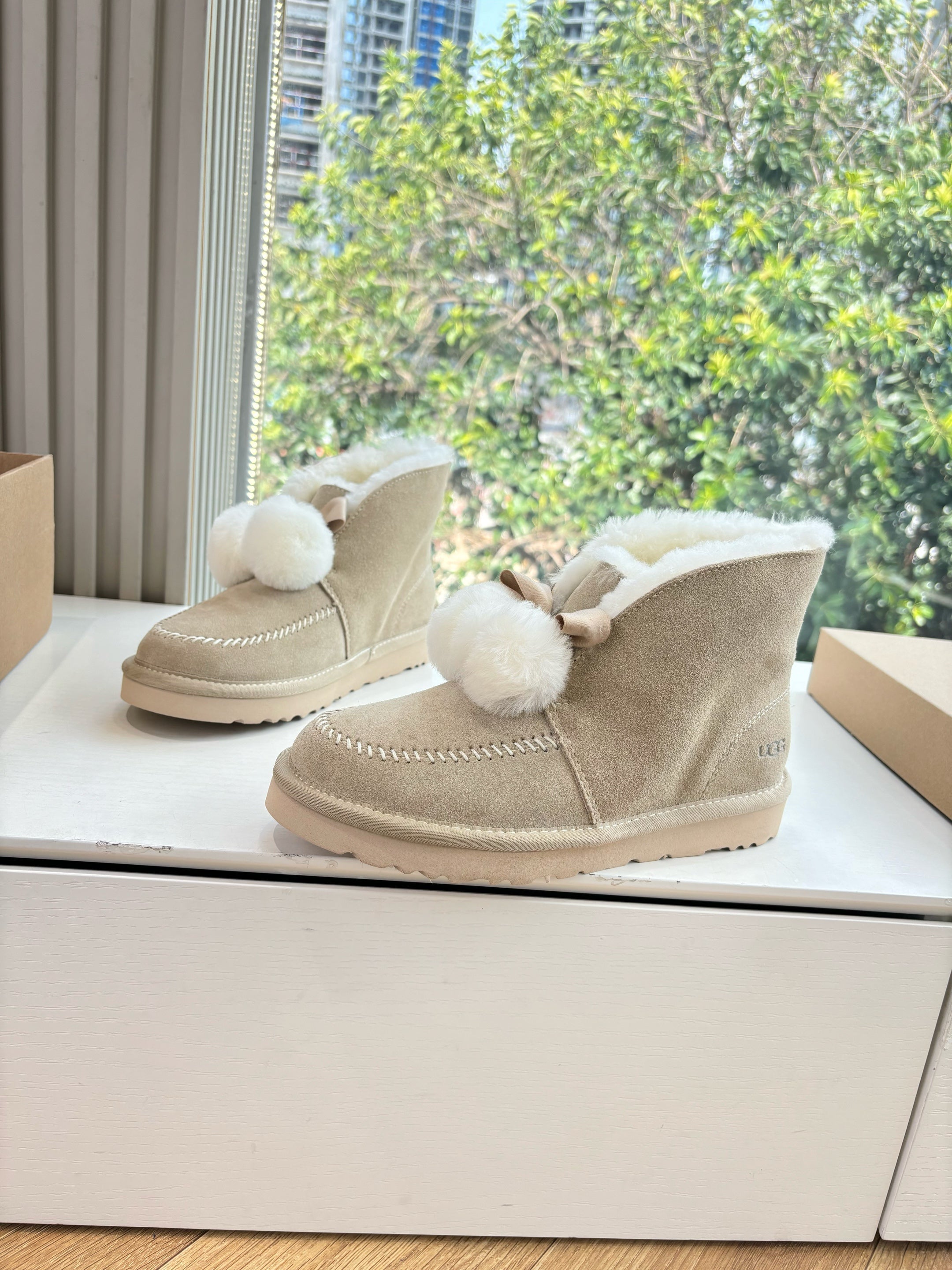 UGG Kallen Boots Taupe White Wool Suede 506602