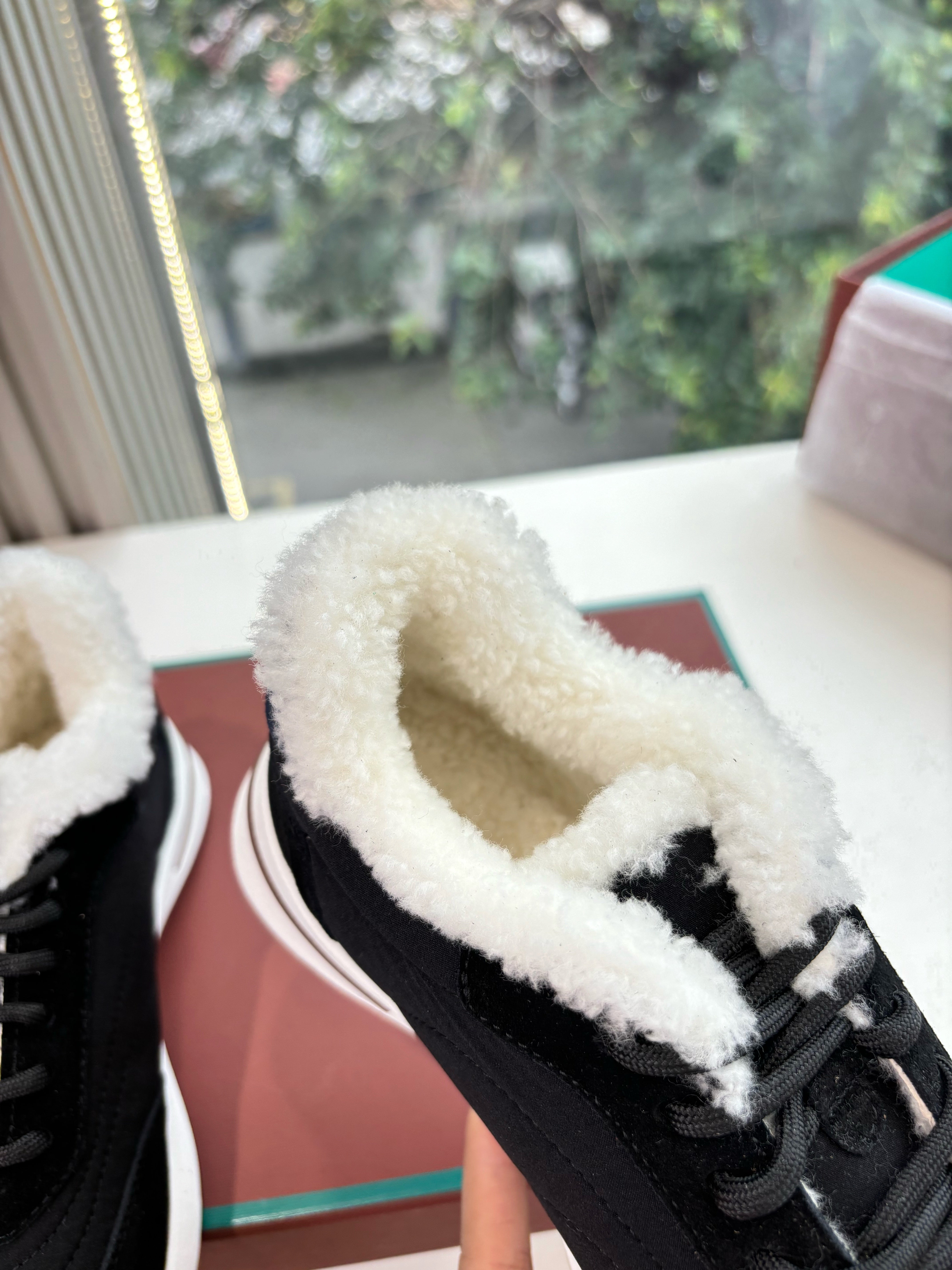 LP Weekend Walk Sneaker Black Fur Suede 549513
