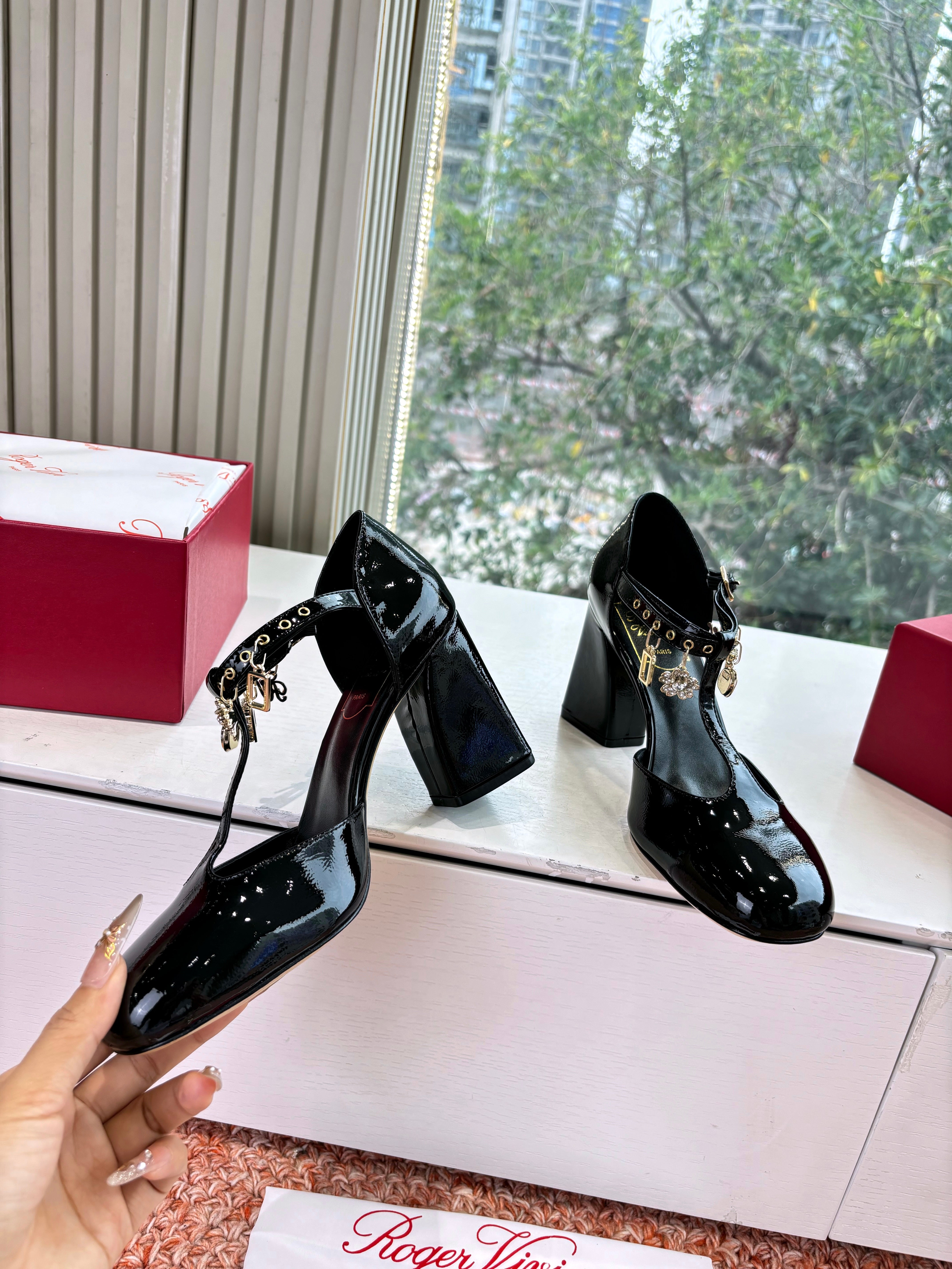 Très Vivier Mary Jane Pumps 8.5 cm Black Patent Leather