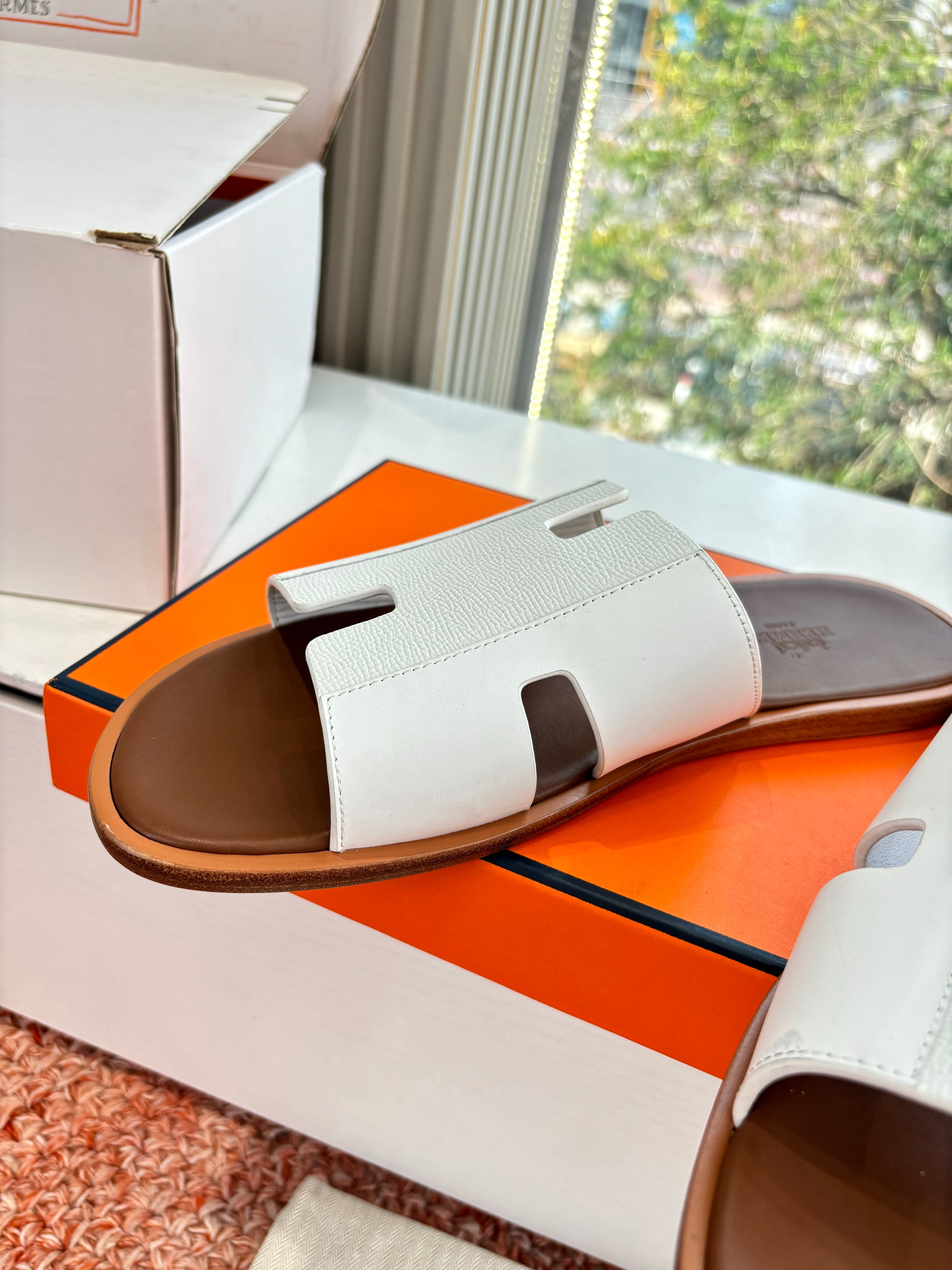 HM 26s Men Izmir Sandal White Cowhide Sheepskin 603982