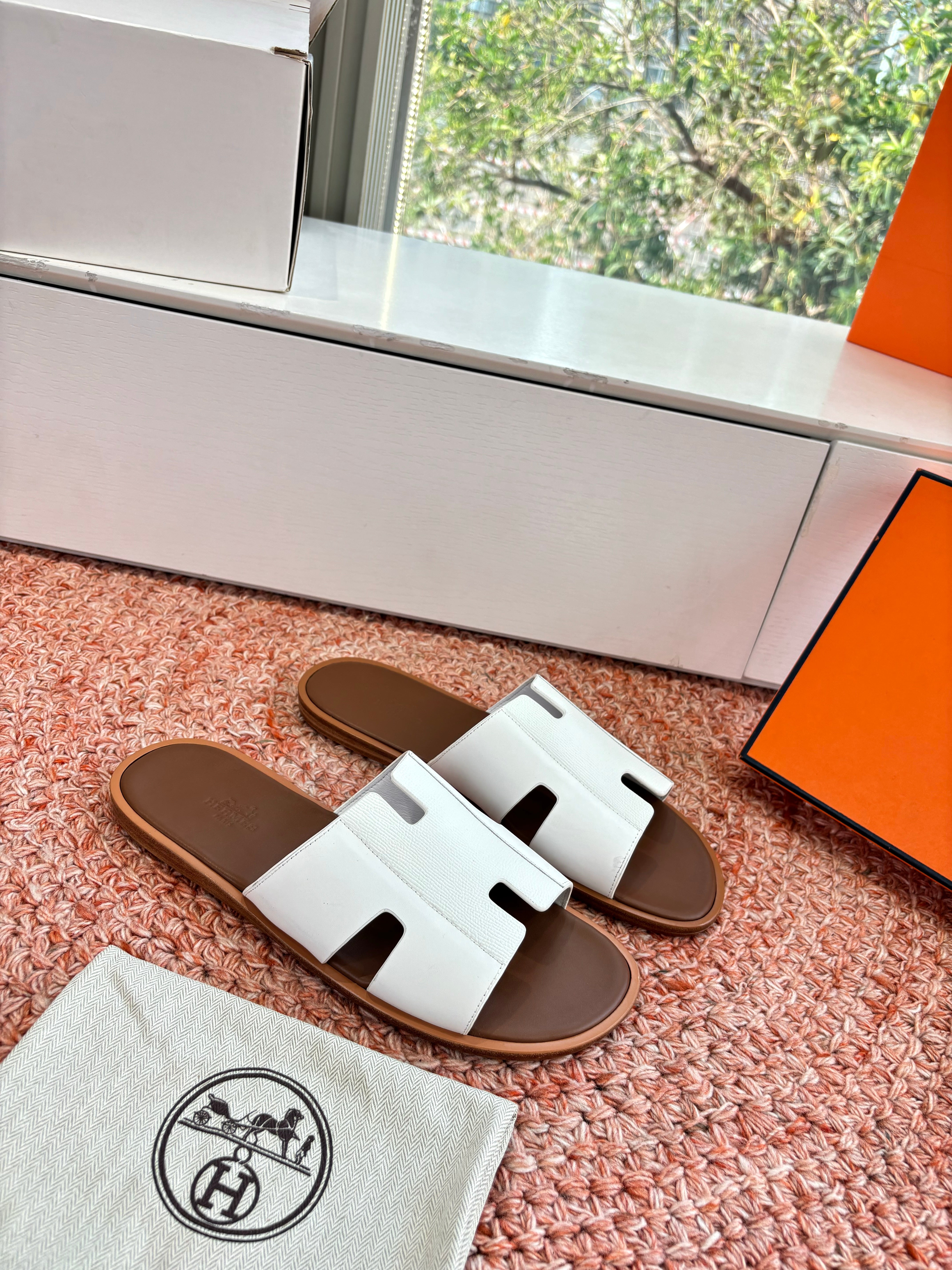 HM 26s Men Izmir Sandal White Cowhide Sheepskin 603982