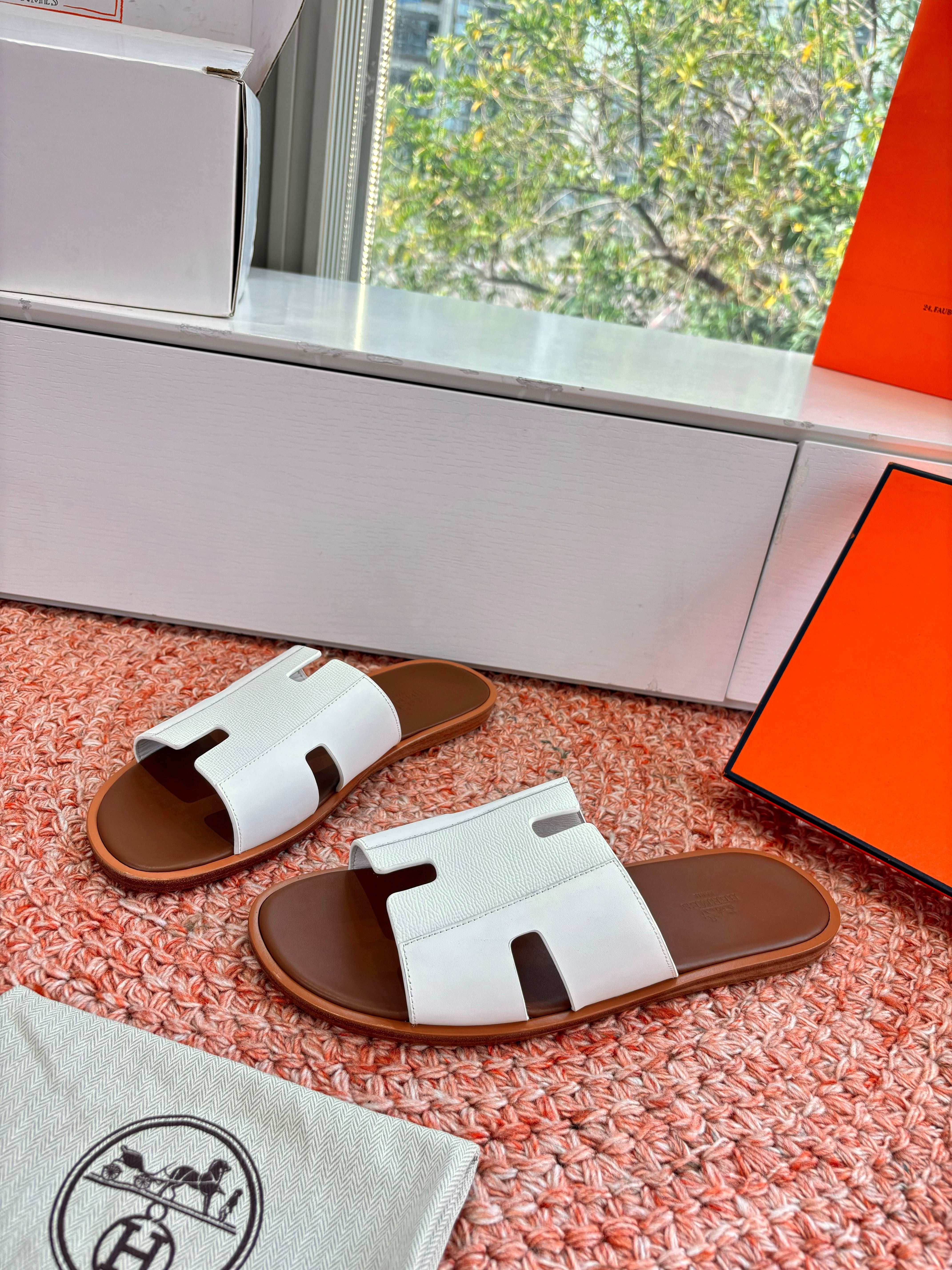 HM 26s Men Izmir Sandal White Cowhide Sheepskin 603982
