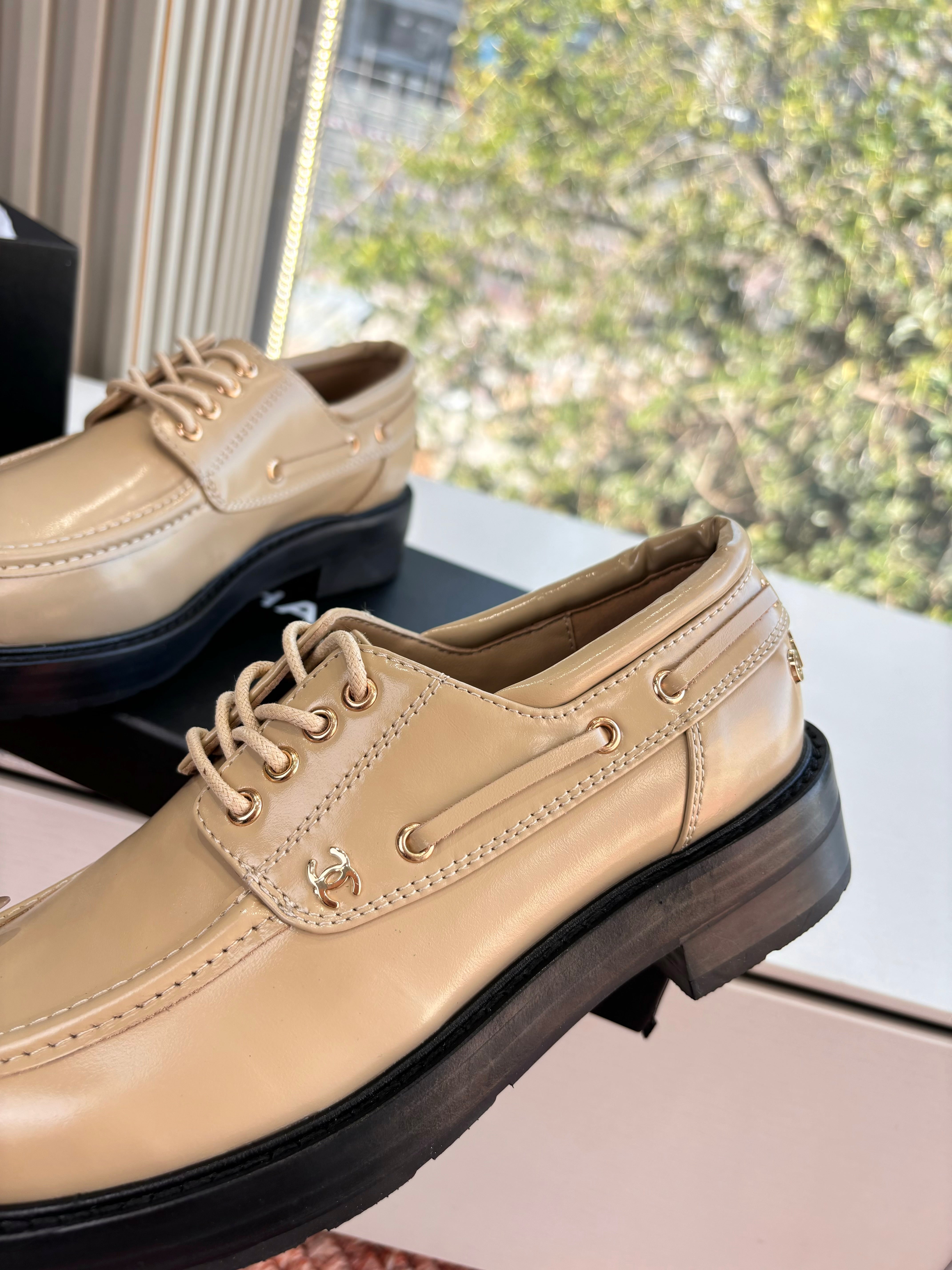 CC G189 26s Deep-cut Loafers Beige Glossy Lambskin 648219