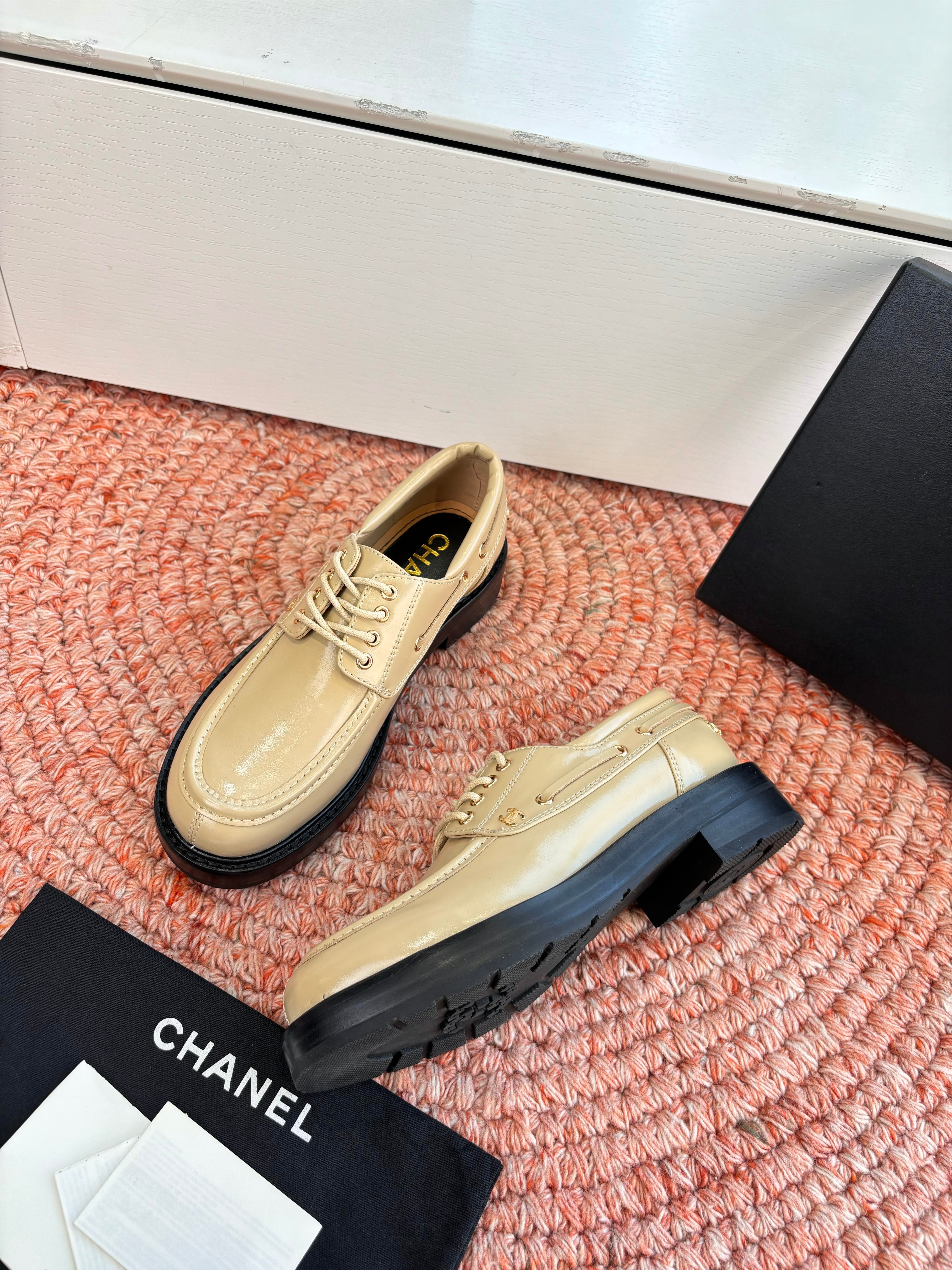 CC G189 26s Deep-cut Loafers Beige Glossy Lambskin 648219