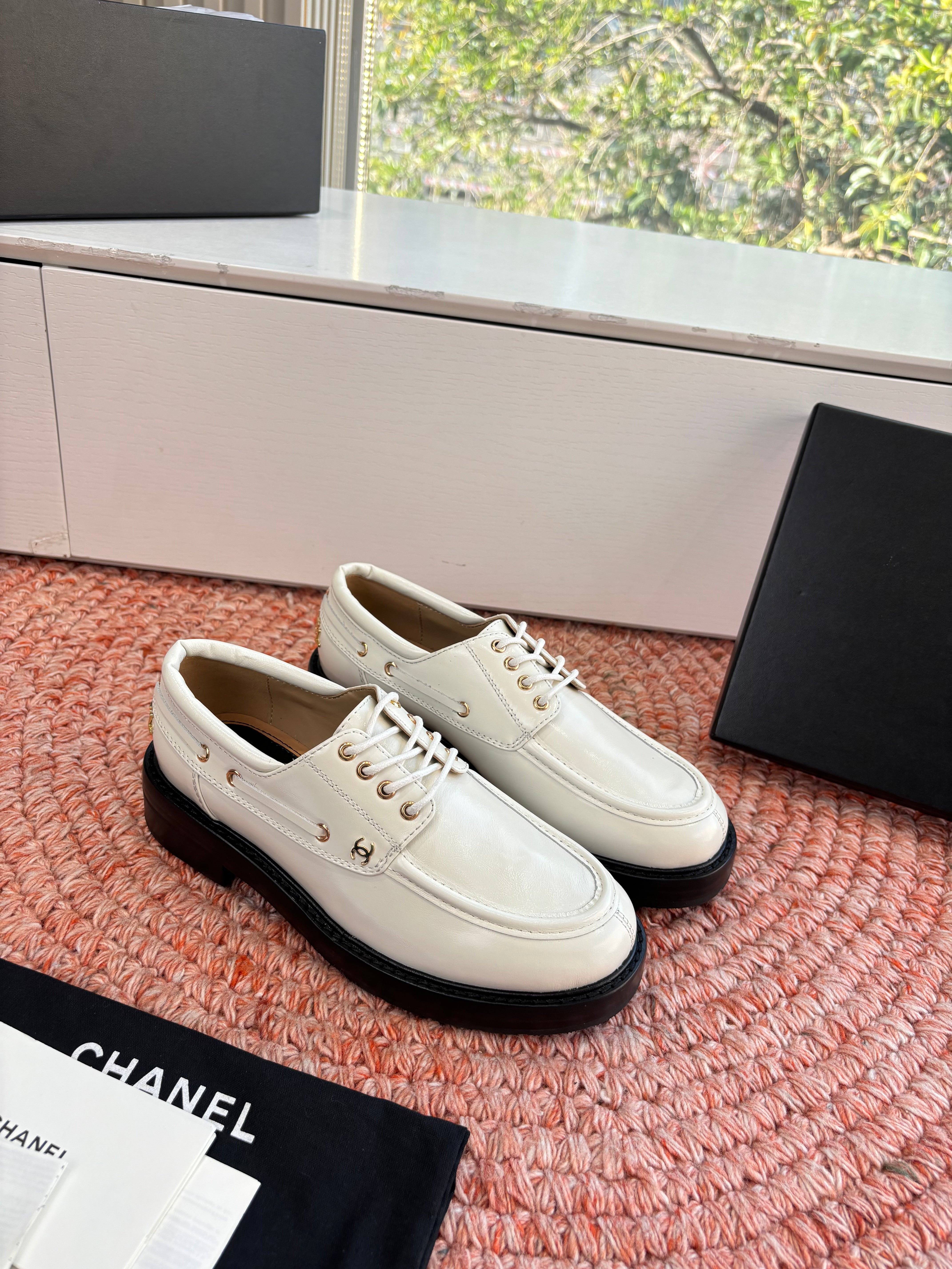 CC G189 26s Deep-cut Loafers White Glossy Lambskin 648220