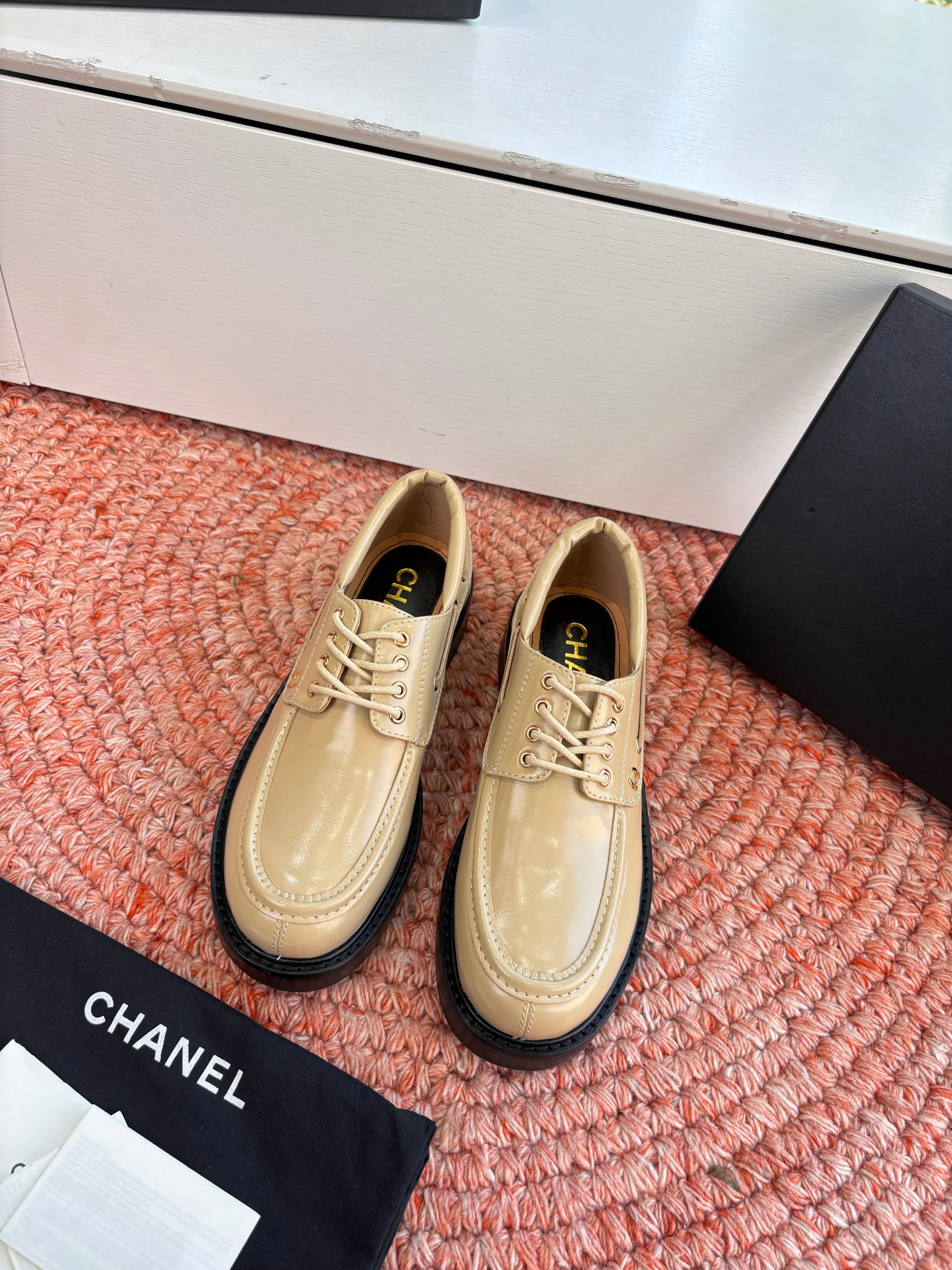 CC G189 26s Deep-cut Loafers Beige Glossy Lambskin 648219
