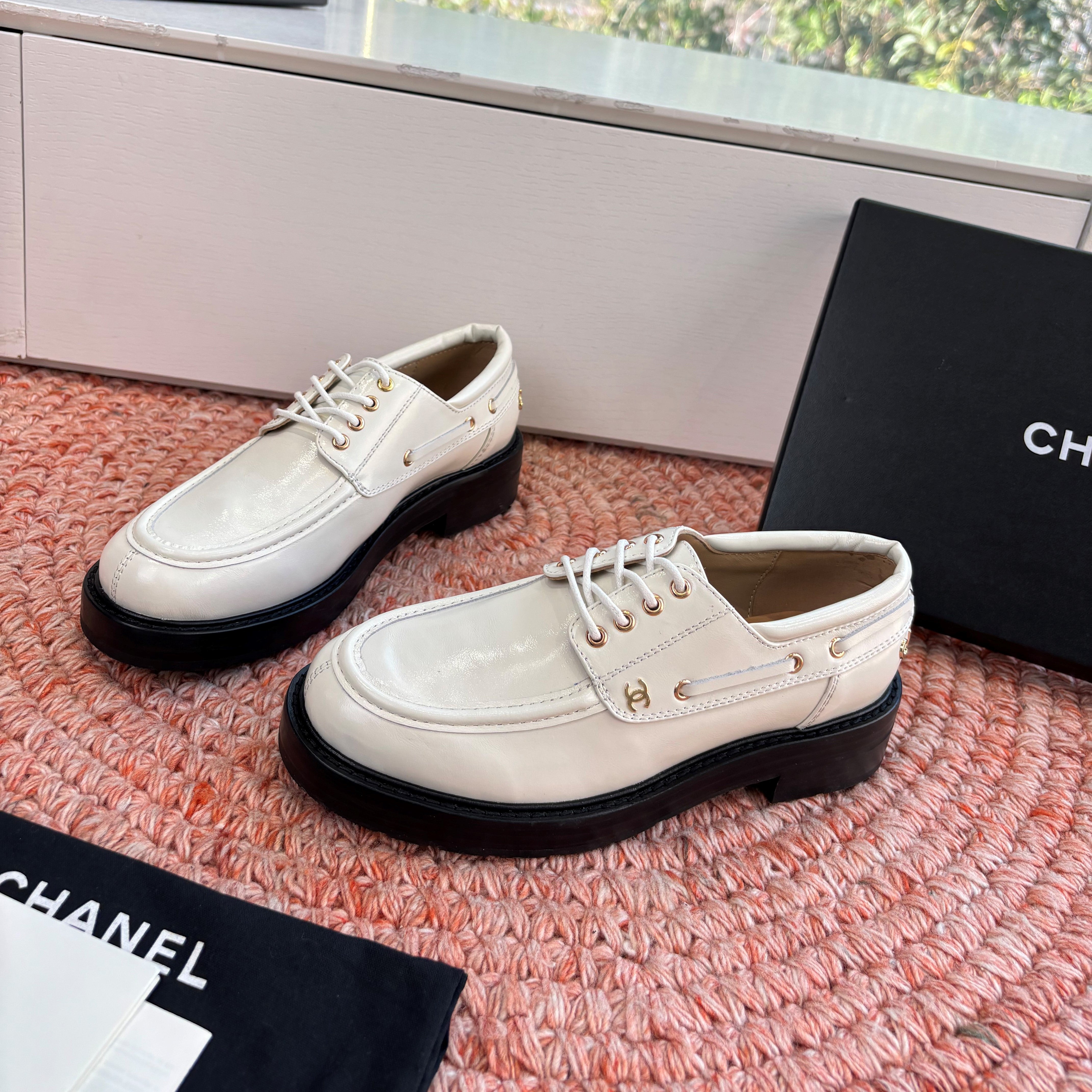 CC G189 26s Deep-cut Loafers White Glossy Lambskin 648220