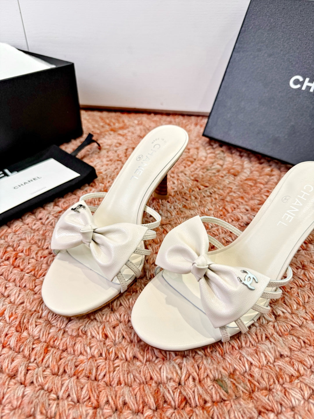 CC 26s Bow Heels Mules White Sheepskin 703670