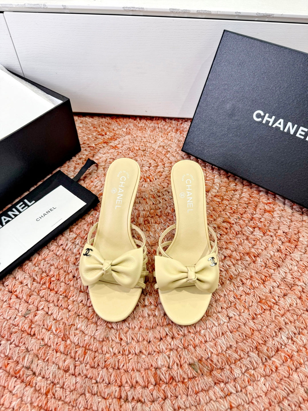 CC 26s Bow Heels Mules Beige Sheepskin 703673