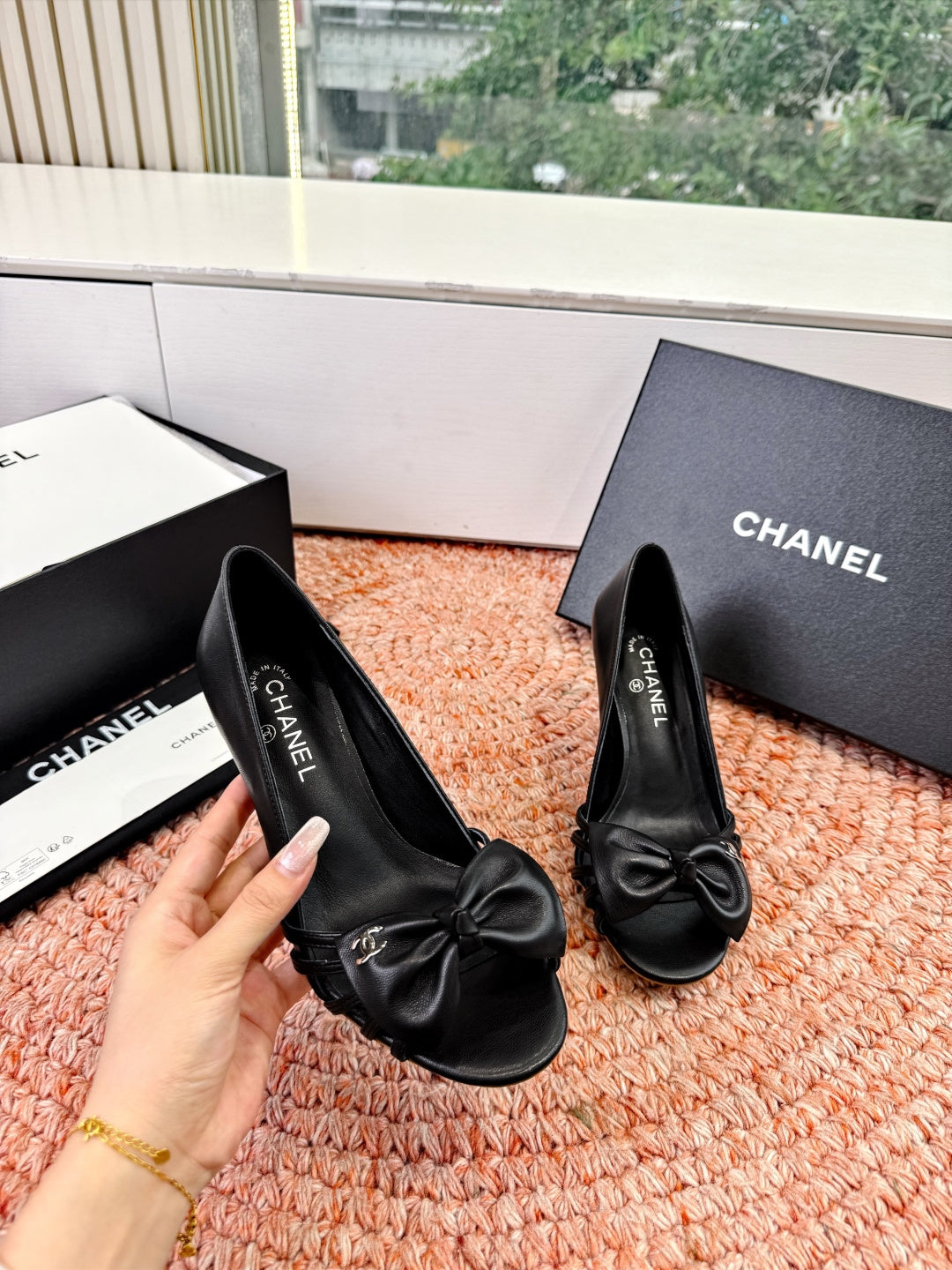 CC 26s Bow Heels Sandals Black Sheepskin 703675