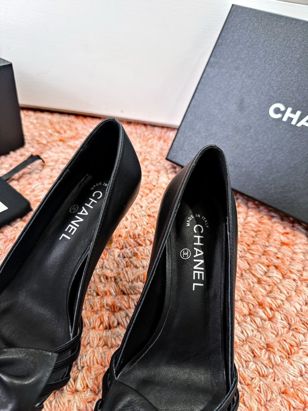 CC 26s Bow Heels Sandals Black Sheepskin 703675