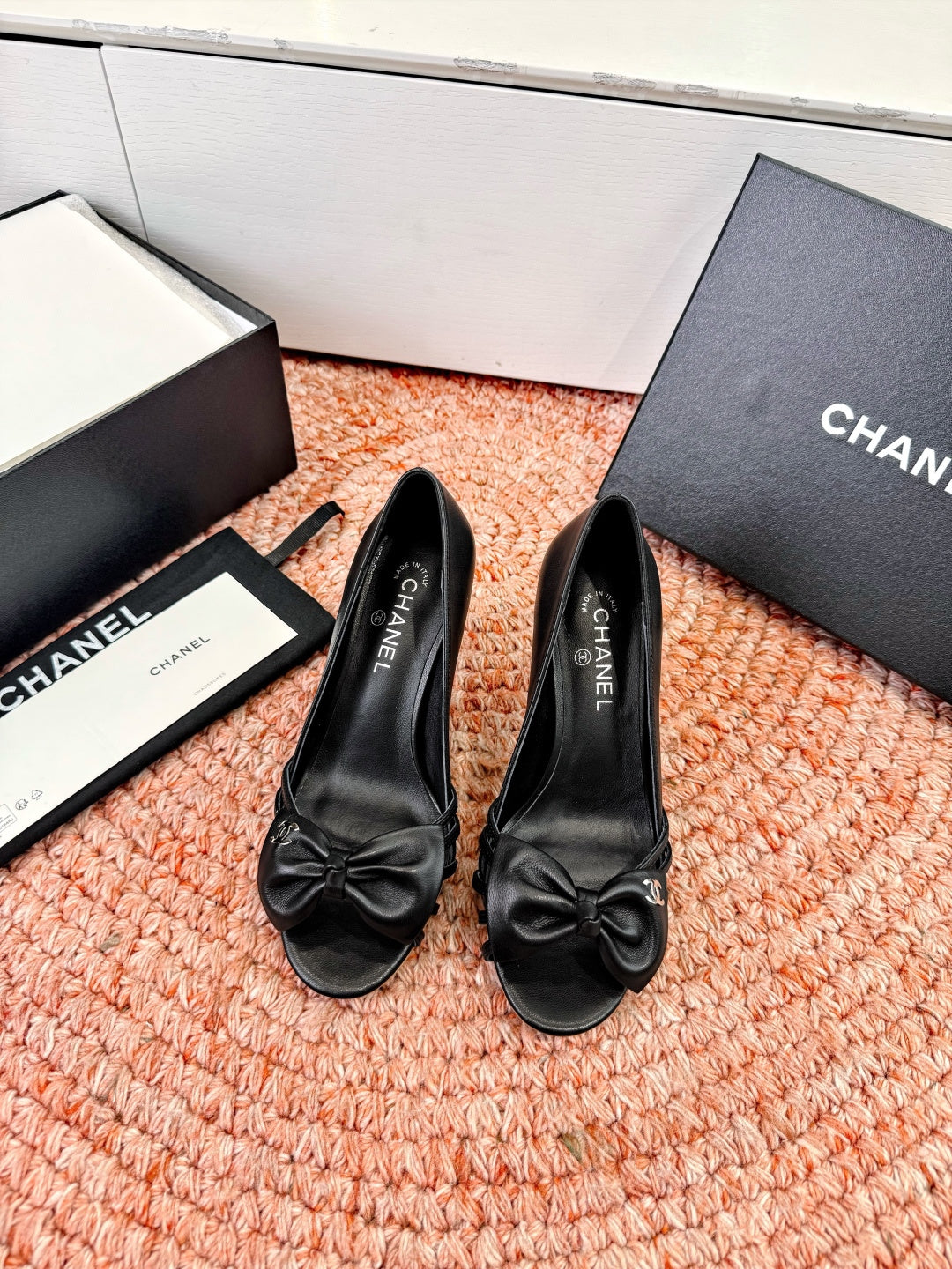 CC 26s Bow Heels Sandals Black Sheepskin 703675