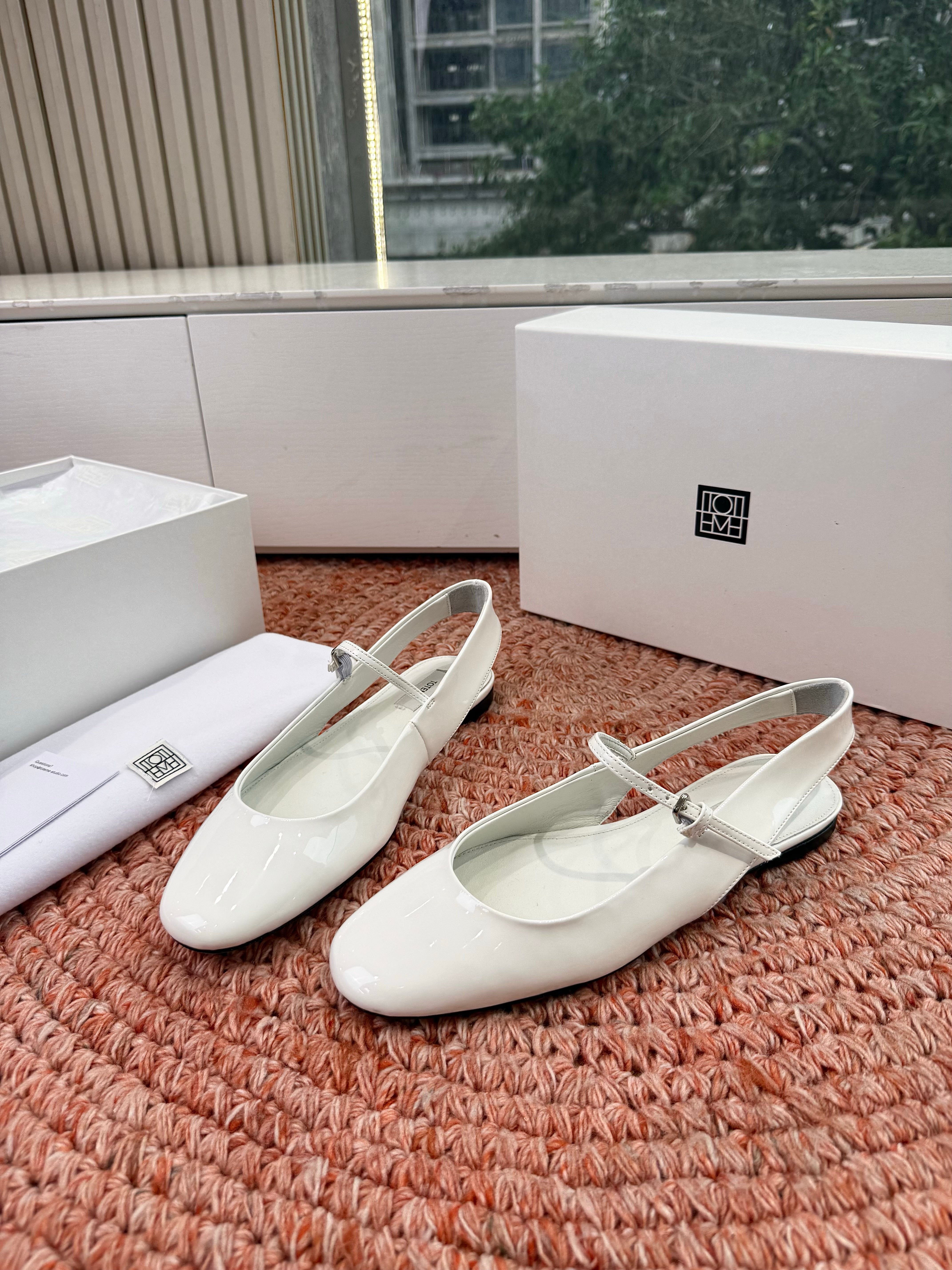 Toteme Mary Jane Slingback Flat White Glossy Leather 760428