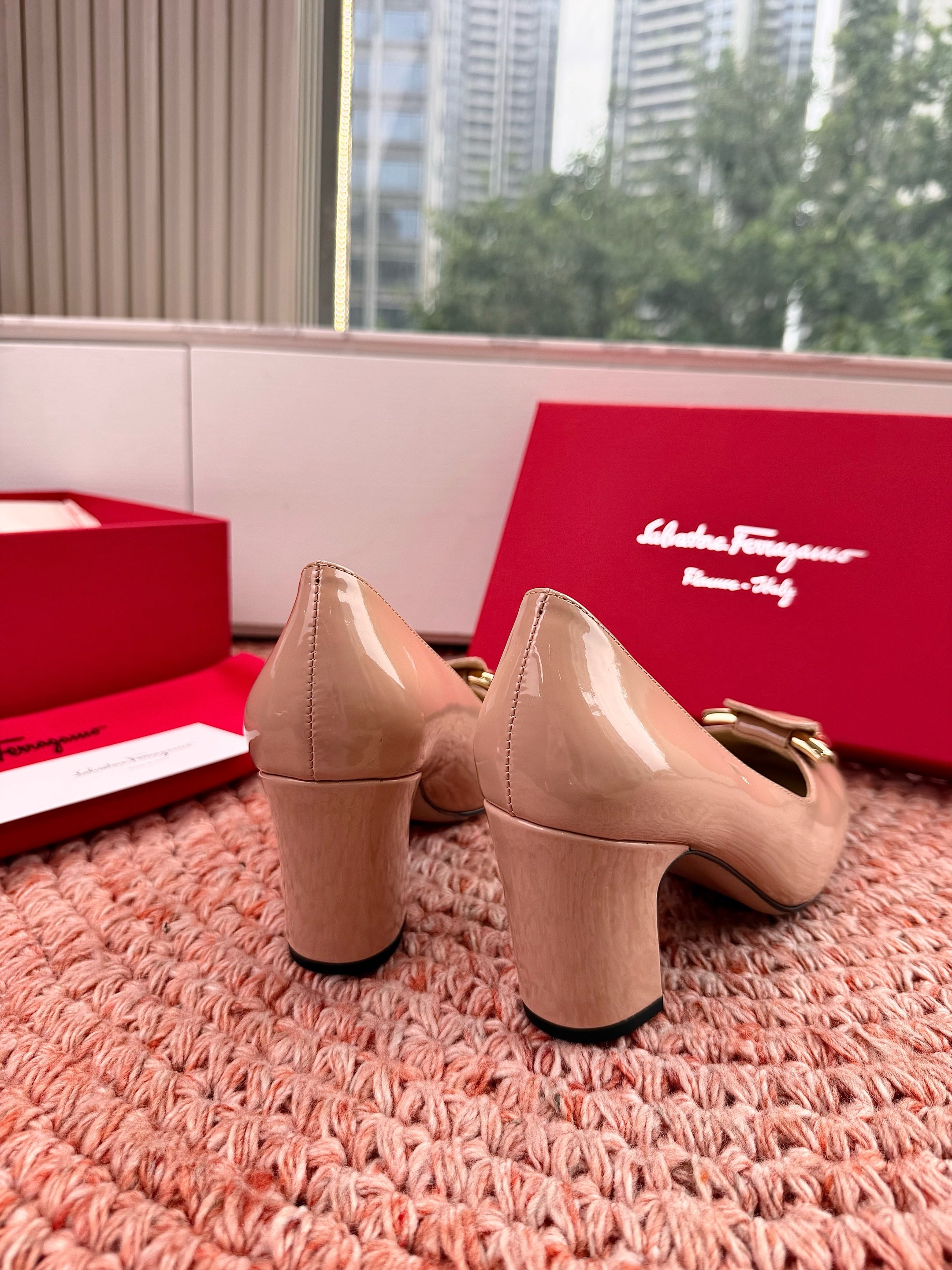 Ferragamo Gancini Pumps Light Pink Patent Leather 760466