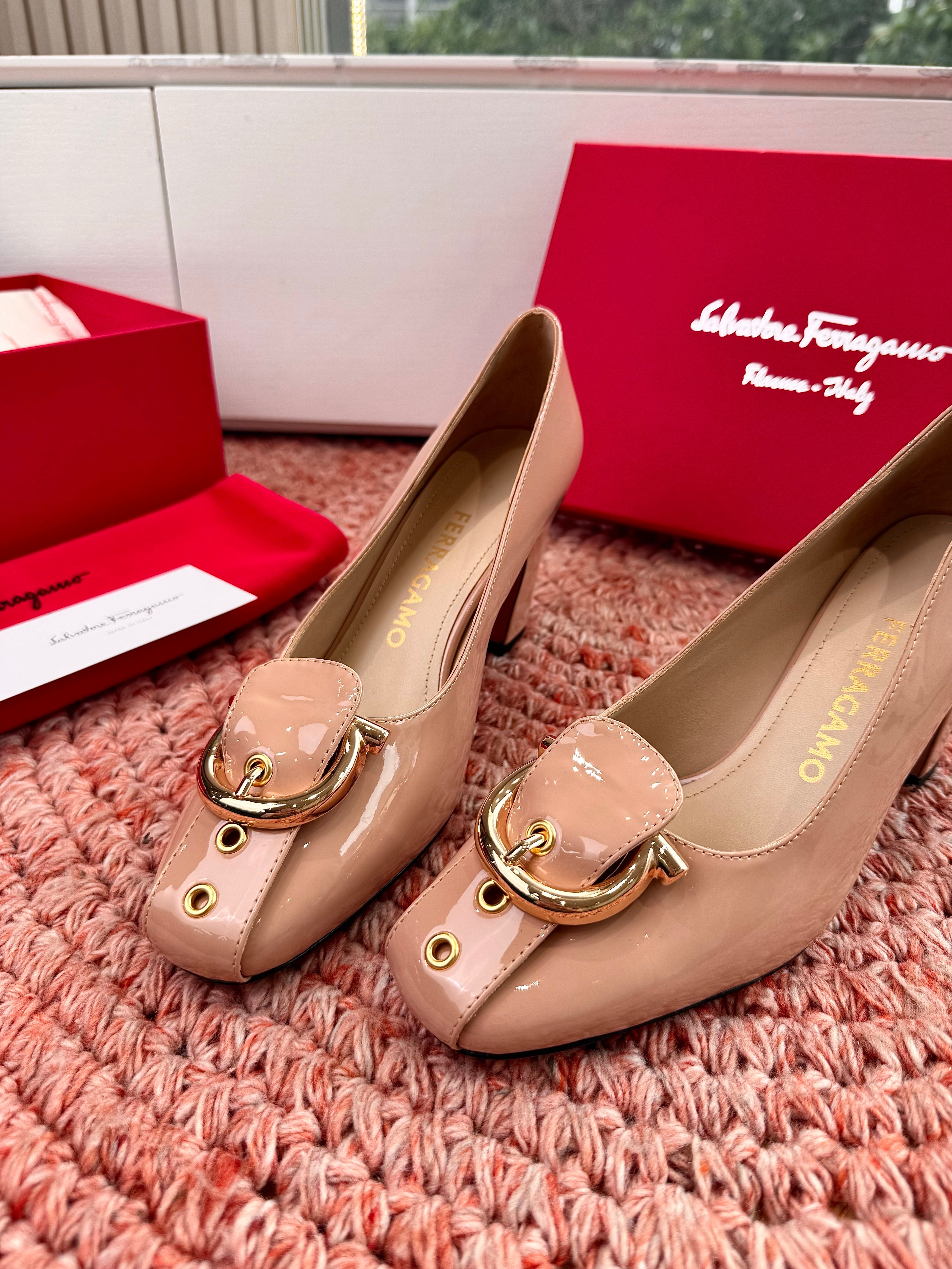 Ferragamo Gancini Pumps Light Pink Patent Leather 760466