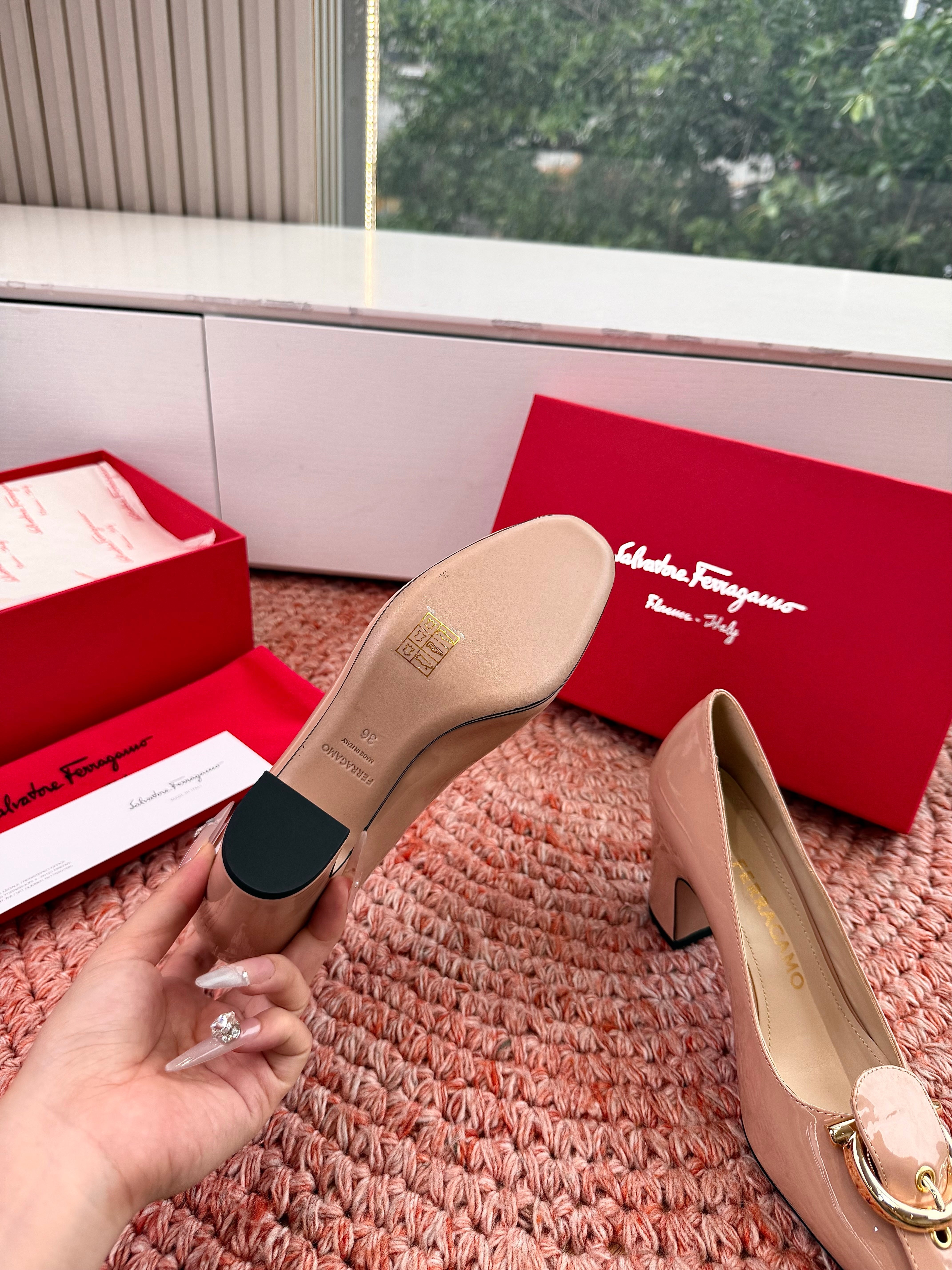 Ferragamo Gancini Pumps Light Pink Patent Leather 760466