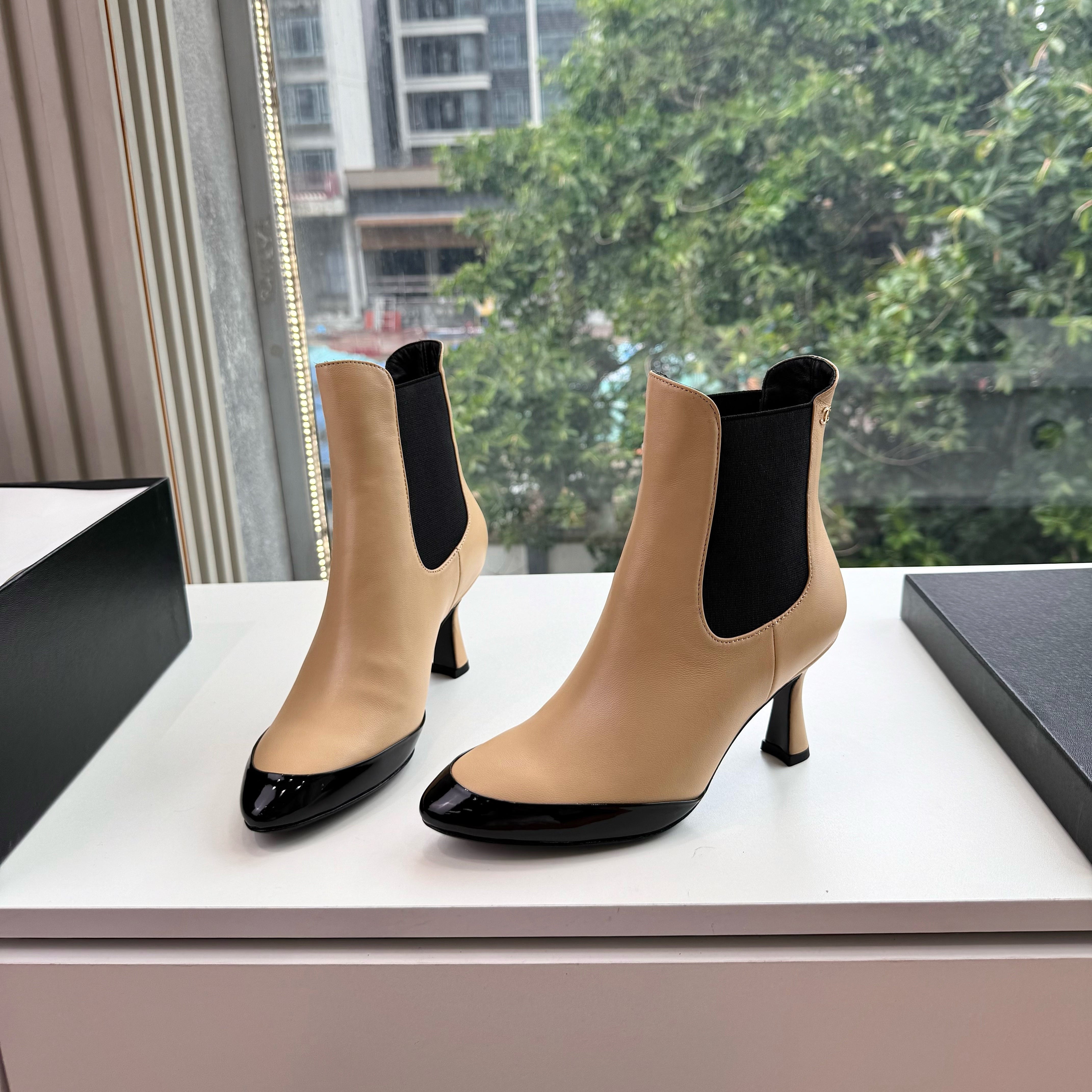 CC 26s Boot Black Beige Lambskin Patent Leather 916017