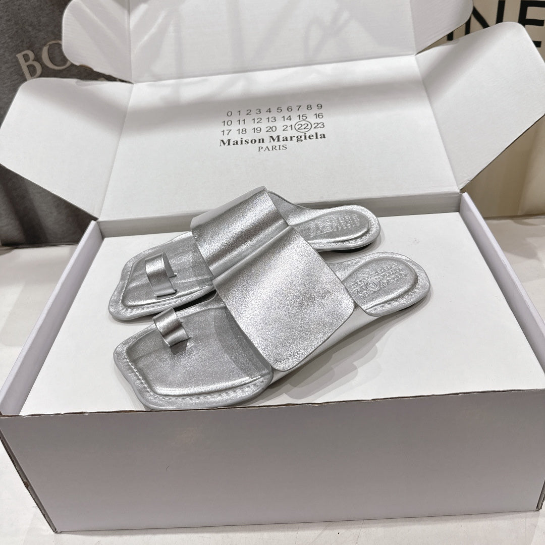 MM6 Flat Flip-Flops Sliver Cowhide 896508