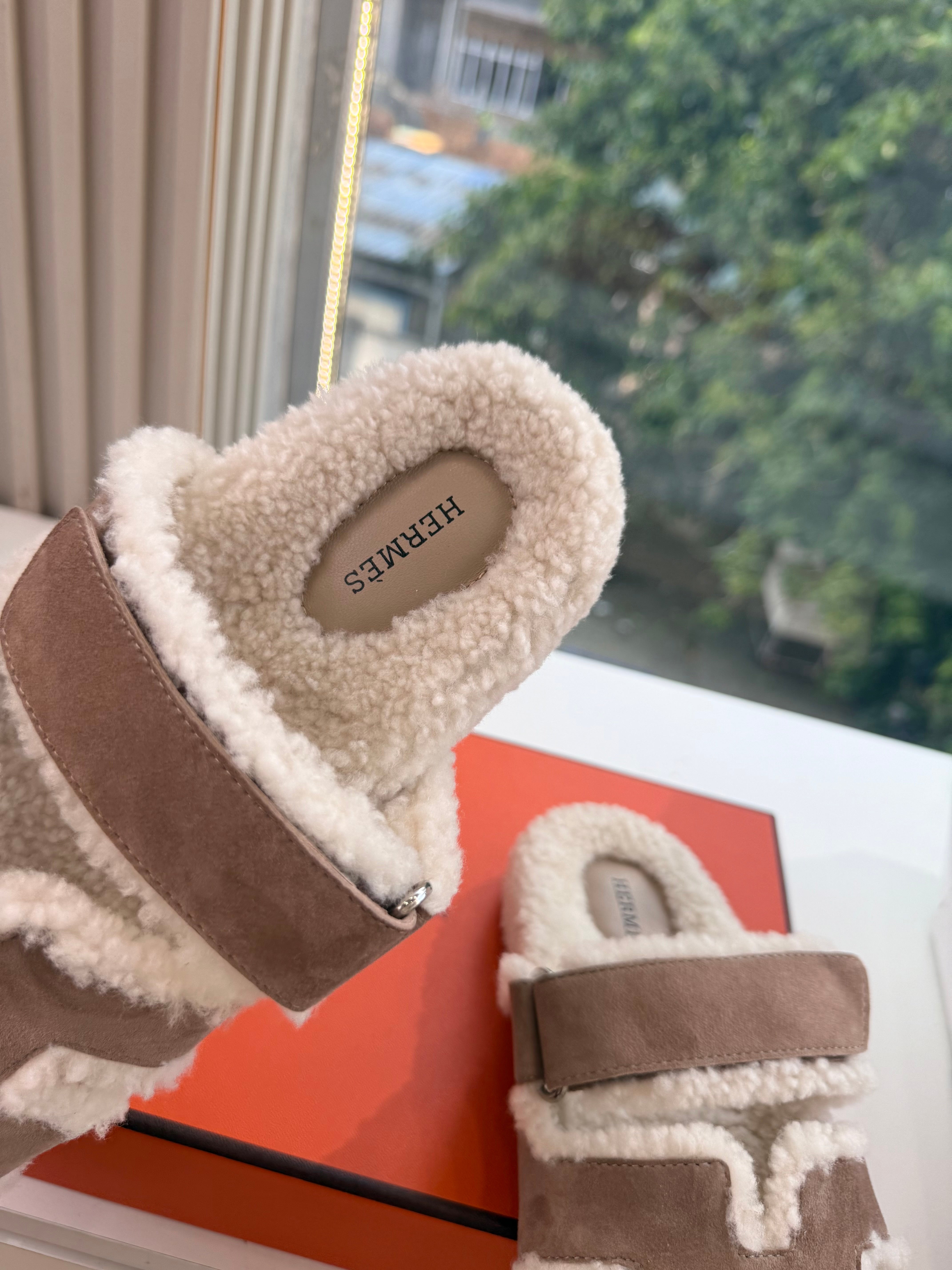 HM Chypre Sandals Light Taupe Shearling Suede 967712