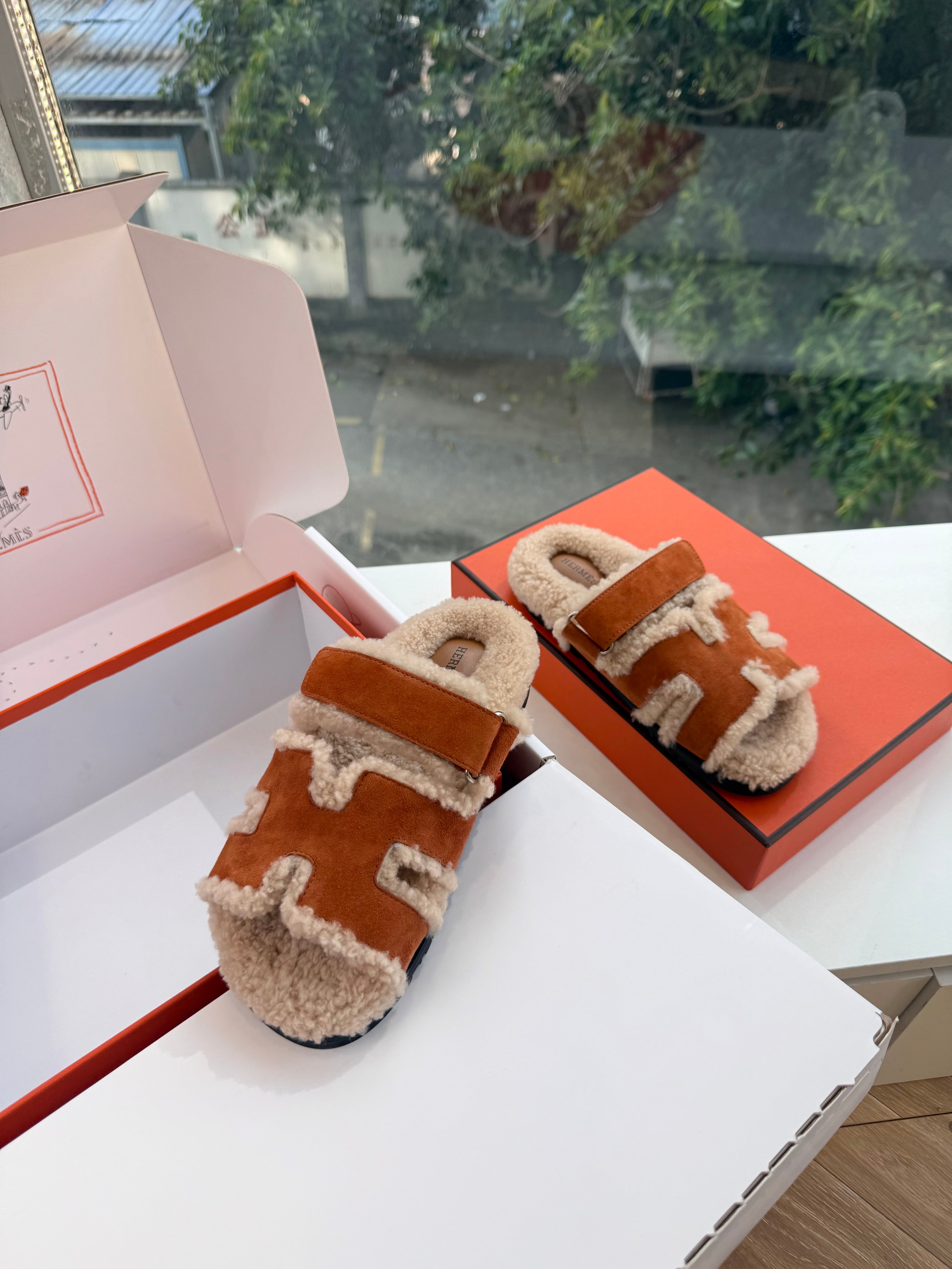 HM Chypre Sandals Cognac Écru Shearling Suede 967714