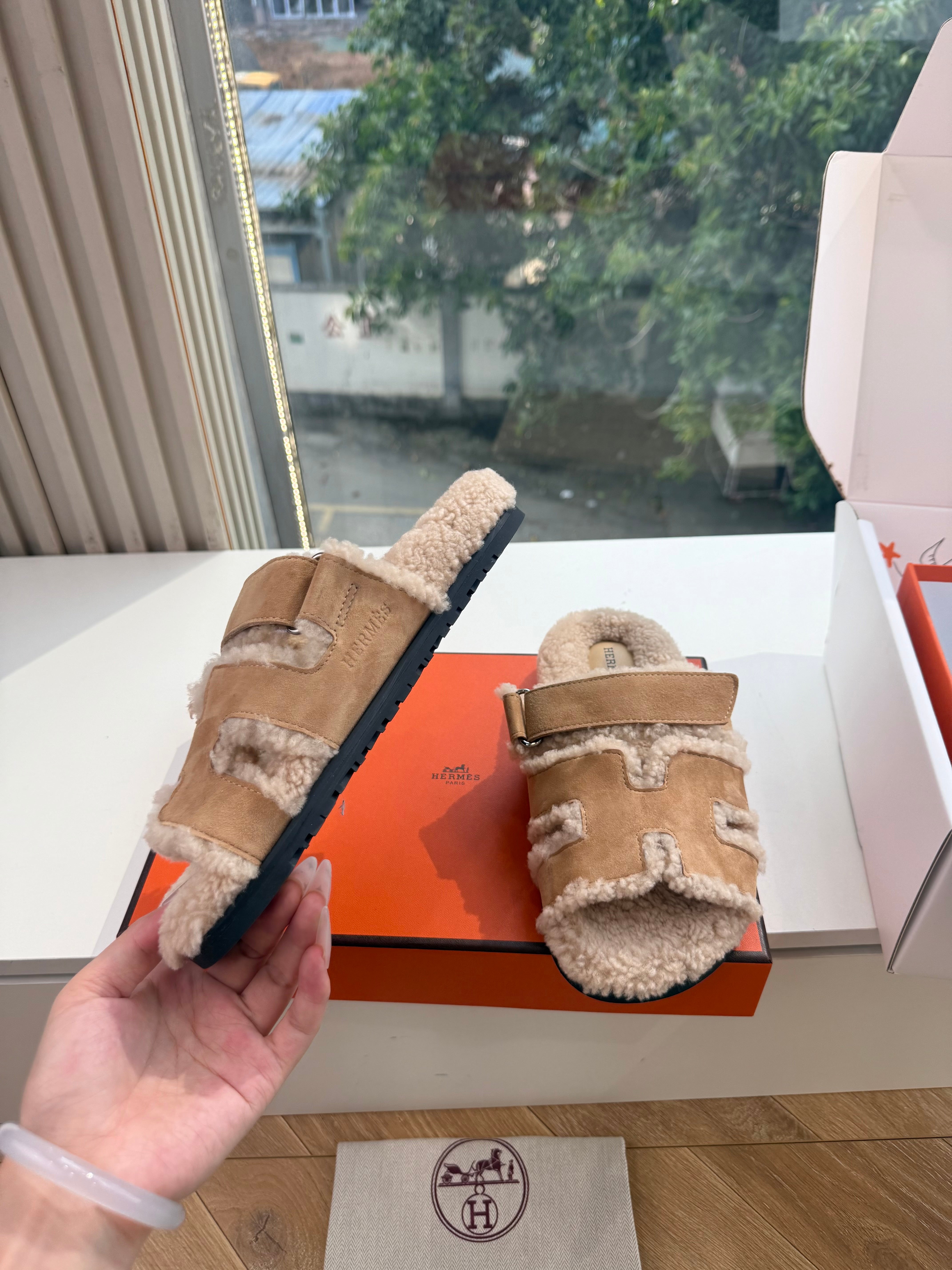 HM Chypre Sandals Naturel Écru Shearling Suede 967716